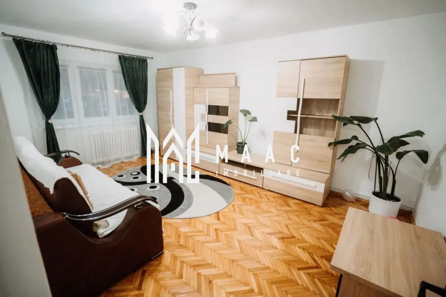 Apartament | 2 camere | Parter | 53 MPU | Strand - Maac Imobiliare vă propune spre închiriere un apartament spațios, decomandat, situat la parter, într-o zonă liniștită și foarte bine conectată la punctele de interes ale cartierului. Locația este ideală pentru o familie cu copii, având în apropiere grădinițe, școli, supermarketuri și alte facilități esențiale pentru un stil de viață confortabil. Apartamentul este complet mobilat și utilat, astfel încât noii chiriași se pot muta imediat, fără investiții suplimentare. Compartimentarea este eficientă și practică, fiind alcătuit din: Dormitor luminos Living generos Baie modernă Hol cu spații de depozitare Bucătărie complet echipată Proprietatea oferă confort, accesibilitate și siguranță, fiind potrivită pentru cei care își doresc un cămin primitor într-o zonă foarte bine dezvoltată. Condiții de închiriere: Se percepe o garanție în cuantumul unei chirii lunare. Nu sunt acceptate animalele de companie. Pentru mai multe detalii și programarea unei vizionări, vă invităm să contactați Maac Imobiliare, specificând ID: CP2850190. }}