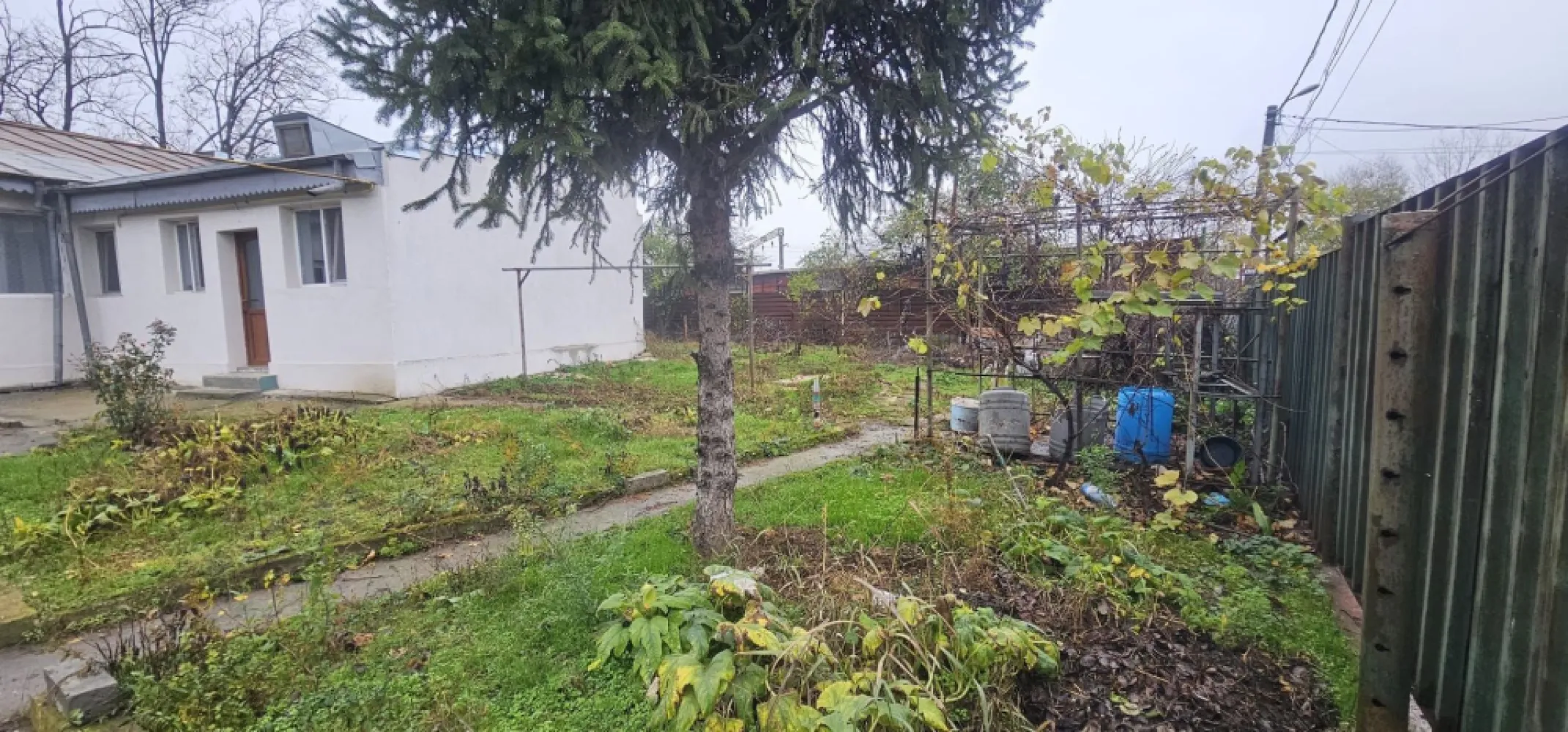 Casa din caramida – Zona Centrala, Parc CFR – Pret 170.000 EUR - Mag Invest va propune spre vânzare o proprietate cu potențial excelent, situata in zona centrala, foarte aproape de Parcul CFR. Casa este construita din caramida, dispune de o suprafata utila de 147 mp si se afla pe un teren generos de 553 mp. Imobilul necesita renovare, oferind avantajul de a putea fi reconfigurat si compartimentat dupa preferintele noului proprietar. Structura solida permite multiple variante de amenajare, fiind potrivita atat pentru locuinta, cat si pentru activitati comerciale sau birouri. Proprietatea dispune de toate utilitatile: apa, curent, canalizare. Pret: 170.000 EUR – negociabil Pentru mai multe informatii si programari vizionari: Ene Marian – 0740 949 871 Mag Invest }}