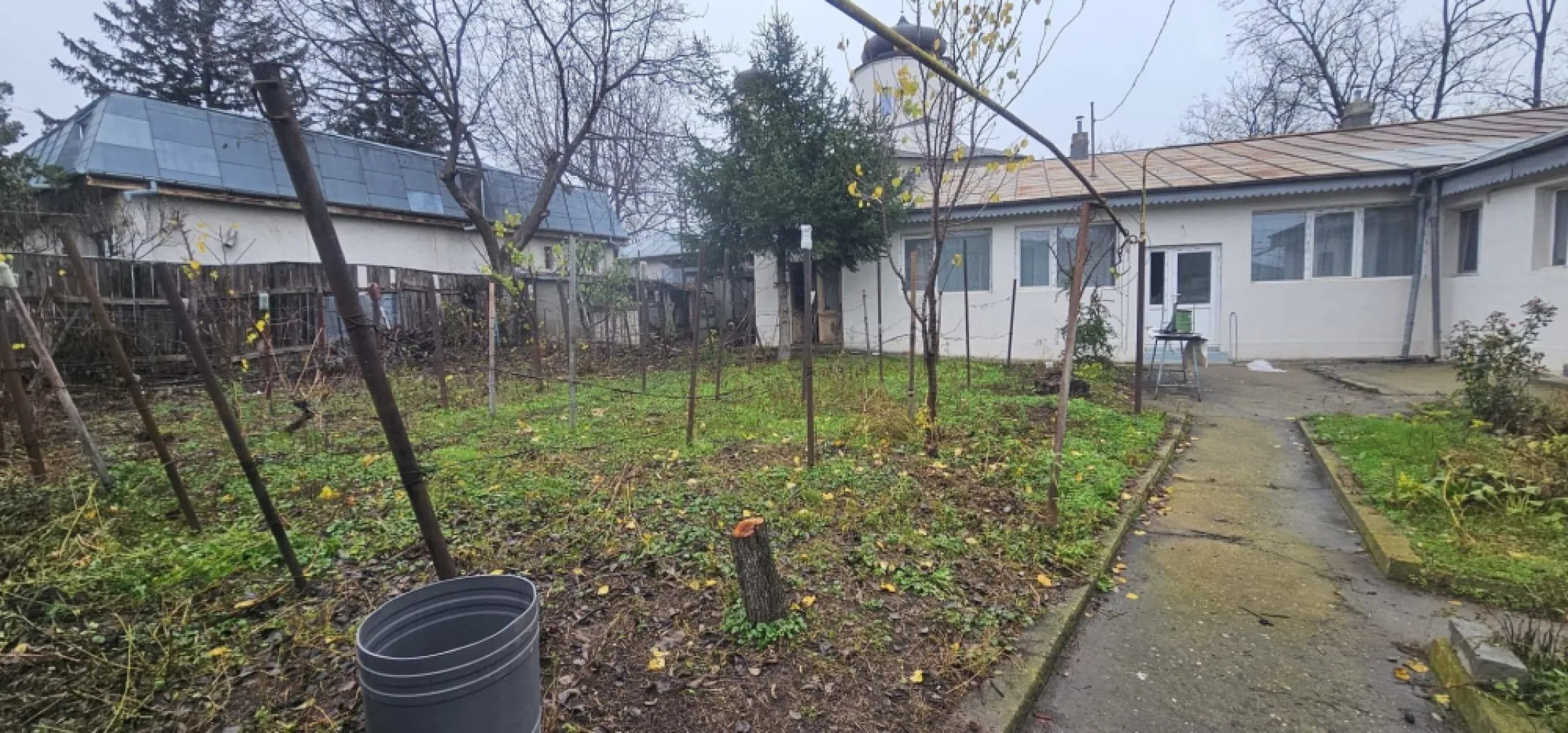 Casa din caramida – Zona Centrala, Parc CFR – Pret 170.000 EUR - Mag Invest va propune spre vânzare o proprietate cu potențial excelent, situata in zona centrala, foarte aproape de Parcul CFR. Casa este construita din caramida, dispune de o suprafata utila de 147 mp si se afla pe un teren generos de 553 mp. Imobilul necesita renovare, oferind avantajul de a putea fi reconfigurat si compartimentat dupa preferintele noului proprietar. Structura solida permite multiple variante de amenajare, fiind potrivita atat pentru locuinta, cat si pentru activitati comerciale sau birouri. Proprietatea dispune de toate utilitatile: apa, curent, canalizare. Pret: 170.000 EUR – negociabil Pentru mai multe informatii si programari vizionari: Ene Marian – 0740 949 871 Mag Invest }}