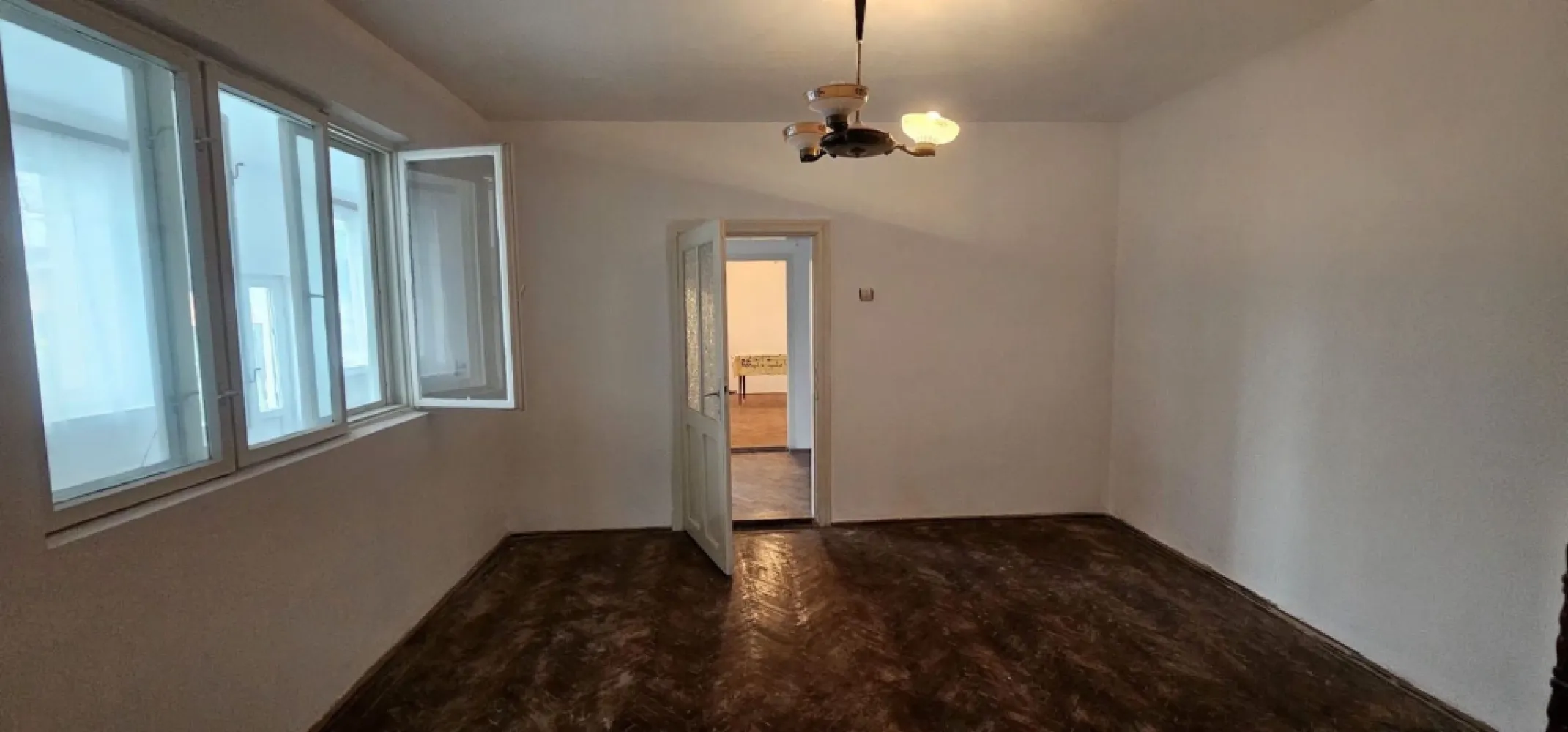 Casa din caramida – Zona Centrala, Parc CFR – Pret 170.000 EUR - Mag Invest va propune spre vânzare o proprietate cu potențial excelent, situata in zona centrala, foarte aproape de Parcul CFR. Casa este construita din caramida, dispune de o suprafata utila de 147 mp si se afla pe un teren generos de 553 mp. Imobilul necesita renovare, oferind avantajul de a putea fi reconfigurat si compartimentat dupa preferintele noului proprietar. Structura solida permite multiple variante de amenajare, fiind potrivita atat pentru locuinta, cat si pentru activitati comerciale sau birouri. Proprietatea dispune de toate utilitatile: apa, curent, canalizare. Pret: 170.000 EUR – negociabil Pentru mai multe informatii si programari vizionari: Ene Marian – 0740 949 871 Mag Invest }}