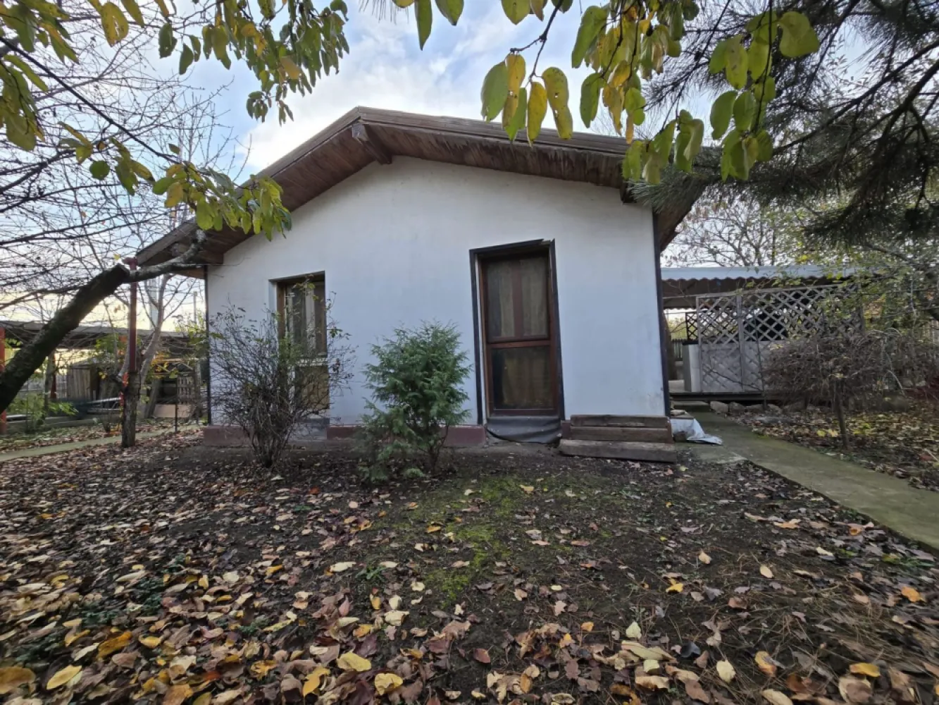 Exclusivitate! Proprietate in Sendreni, jud. Galati - 59.900 EUR - Va prezentam in exclusivitate o proprietate situata in intravilanul comunei Sendreni, intr-o zona extrem de linistita, ideal a pentru cei care isi doresc confort, intimitate si apropiere de natura. Este alegerea perfecta pentru retragerea la pensie sau pentru oricine cauta un stil de viata relaxat, departe de agitatia urbana. Proprietatea are o suprafata totala de 554 mp, din care 181 mp se afla in concesiune de la primarie, cu un cost anual avantajos de 145 lei/an. Curtea si gradina sunt mature, ingrijite si ofera un cadru natural placut, perfect pentru relaxare in aer liber. Casa are o suprafata de 59 mp, este izolata si bine compartimentata, fiind formata din: Dormitor luminos Living cu bucatarie open space, spatios si modern Grup sanitar In curte se afla un foisor cu placa turnata, ideal pentru momentele petrecute alaturi de familie si prieteni. Proprietatea dispune de toate utilitatile racordate (apa, canalizare, electricitate), iar gazul se afla la limita proprietatii, usor de racordat. Pret: 59.500 EUR, negociabil Comision 2% + TVA, pentru cumparator. Se accepta si schimburi cu apartament in Galati. Proprietatea este promovata prin Agentia Mag Invest – contact: Ene Marian – 0740 949 871 Pentru mai multe detalii sau pentru programarea unei vizionari, nu ezitati sa ne contactati. }}