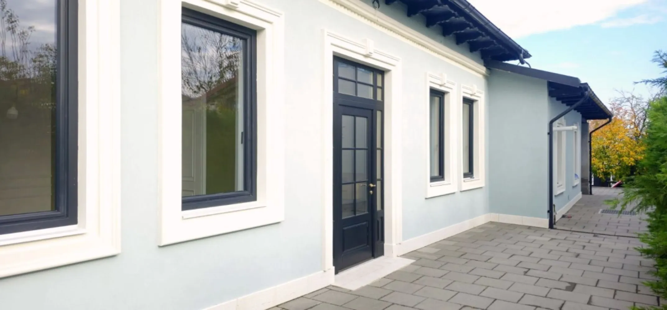 Casă renovată integral – ideală pentru birou/cabinet, sediu de firma - Se oferă spre închiriere o proprietate cu personalitate, situată pe strada Traian din Galați, într-o zonă cu acces facil din artera principală. Casa are o suprafață construită de 85 mp și o suprafață utilă de 70 mp, amplasată pe un teren de 200 mp. Construită din cărămidă și recent renovată integral, locuința beneficiază de tâmplărie PVC cu geam termopan de ultimă generație, centrală termică proprie și finisaje interioare atent realizate, cu un design vintage ce adaugă farmec și eleganță spațiului. Configurație: -2 camere luminoase, dispuse simetric față de hol - Bucătărie - Baie dotată cu duș - 2 intrări, inclusiv posibilitate de acces către o terasă situată în prelungirea casei Exterior: - Curte amenajată cu dale și arbuști ornamentali, ideală pentru o zonă de relaxare sau un spațiu de primire clienți - Porți acționate electric, oferind confort și securitate - Acces facil și vizibilitate bună, potrivită pentru activități profesionale Proprietatea este excelentă pentru cabinete medicale / stomatologice, cabinet notarial, birouri sau alte tipuri de business care necesită un spațiu reprezentativ, accesibil și bine compartimentat. Preț închiriere: 1.150 euro/lună. Relatii suplimentare la telefon - 0740.949.871 - Marian Ene, consilier imobiliar Mag Invest }}