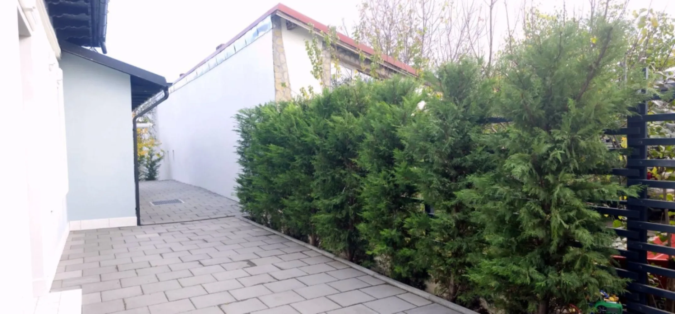 Casă renovată integral – ideală pentru birou/cabinet, sediu de firma - Se oferă spre închiriere o proprietate cu personalitate, situată pe strada Traian din Galați, într-o zonă cu acces facil din artera principală. Casa are o suprafață construită de 85 mp și o suprafață utilă de 70 mp, amplasată pe un teren de 200 mp. Construită din cărămidă și recent renovată integral, locuința beneficiază de tâmplărie PVC cu geam termopan de ultimă generație, centrală termică proprie și finisaje interioare atent realizate, cu un design vintage ce adaugă farmec și eleganță spațiului. Configurație: -2 camere luminoase, dispuse simetric față de hol - Bucătărie - Baie dotată cu duș - 2 intrări, inclusiv posibilitate de acces către o terasă situată în prelungirea casei Exterior: - Curte amenajată cu dale și arbuști ornamentali, ideală pentru o zonă de relaxare sau un spațiu de primire clienți - Porți acționate electric, oferind confort și securitate - Acces facil și vizibilitate bună, potrivită pentru activități profesionale Proprietatea este excelentă pentru cabinete medicale / stomatologice, cabinet notarial, birouri sau alte tipuri de business care necesită un spațiu reprezentativ, accesibil și bine compartimentat. Preț închiriere: 1.150 euro/lună. Relatii suplimentare la telefon - 0740.949.871 - Marian Ene, consilier imobiliar Mag Invest }}