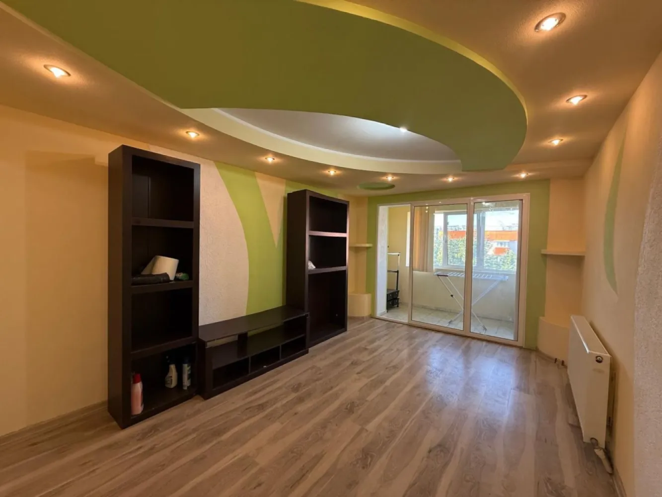 Apartament decomandat - 3 Camere - Mazepa 1 - 74.900 Euro - Va propunem spre achizitie un apartament spatios cu 3 camere, situat in zona Potcoava de Aur – una dintre cele mai apreciate si bine conectate zone ale cartierului Mazepa 1, in imediata apropiere a Scolii nr. 28. Suprafata utila: 65 mp Etaj: 4/4 Locuinta se vinde complet mobilata, oferind posibilitatea noilor proprietari de a se muta imediat, fara investitii suplimentare. Apartamentul este dotat cu centrala termica, geamuri termopan si izolatie exterioara, asigurand confort termic ridicat si costuri reduse la intretinere. Compartimentarea este functionala, cu camere luminoase si spații bine distribuite, potrivite pentru o familie sau pentru investitie. Pret: 74.900 Euro + comision agentie Pentru mai multe detalii si programari: Ene Liliana – 0746 252 252 }}