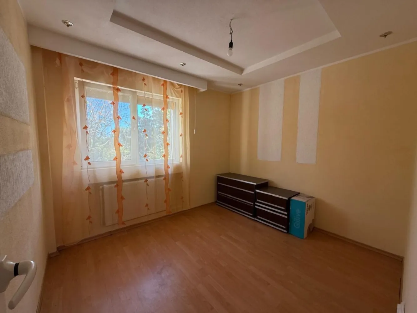 Apartament decomandat - 3 Camere - Mazepa 1 - 74.900 Euro - Va propunem spre achizitie un apartament spatios cu 3 camere, situat in zona Potcoava de Aur – una dintre cele mai apreciate si bine conectate zone ale cartierului Mazepa 1, in imediata apropiere a Scolii nr. 28. Suprafata utila: 65 mp Etaj: 4/4 Locuinta se vinde complet mobilata, oferind posibilitatea noilor proprietari de a se muta imediat, fara investitii suplimentare. Apartamentul este dotat cu centrala termica, geamuri termopan si izolatie exterioara, asigurand confort termic ridicat si costuri reduse la intretinere. Compartimentarea este functionala, cu camere luminoase si spații bine distribuite, potrivite pentru o familie sau pentru investitie. Pret: 74.900 Euro + comision agentie Pentru mai multe detalii si programari: Ene Liliana – 0746 252 252 }}