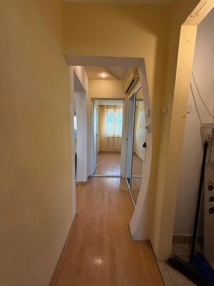 Apartament decomandat - 3 Camere - Mazepa 1 - 74.900 Euro - Va propunem spre achizitie un apartament spatios cu 3 camere, situat in zona Potcoava de Aur – una dintre cele mai apreciate si bine conectate zone ale cartierului Mazepa 1, in imediata apropiere a Scolii nr. 28. Suprafata utila: 65 mp Etaj: 4/4 Locuinta se vinde complet mobilata, oferind posibilitatea noilor proprietari de a se muta imediat, fara investitii suplimentare. Apartamentul este dotat cu centrala termica, geamuri termopan si izolatie exterioara, asigurand confort termic ridicat si costuri reduse la intretinere. Compartimentarea este functionala, cu camere luminoase si spații bine distribuite, potrivite pentru o familie sau pentru investitie. Pret: 74.900 Euro + comision agentie Pentru mai multe detalii si programari: Ene Liliana – 0746 252 252 }}