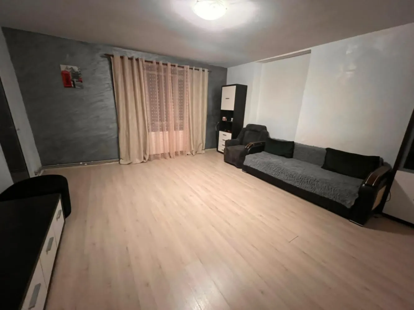 Apartament cu 2 camere, etaj 1 - zona centrala - MAG Invest vă prezintă spre vânzare un apartament spațios și primitor, situat la etajul 1 al unei case solide, într-o zonă centrală foarte bine cotată. Amplasamentul excelent oferă acces facil către principalele puncte de interes ale orașului: magazine, școli, instituții publice, zone de recreere și mijloace de transport în comun, ceea ce transformă această proprietate într-o opțiune ideală atât pentru locuire, cât și pentru investiție. Locuința se vinde complet mobilată și utilată, astfel încât viitorii proprietari să se poată muta imediat, fără costuri suplimentare. Este echipată cu centrală termică proprie, asigurând un confort termic optim în orice anotimp. Spațiile interioare sunt bine proporționate, luminoase și ingenios compartimentate, iar amenajarea modernă, realizată cu atenție la detalii, conferă apartamentului o atmosferă caldă și elegantă. Imobilul este bine întreținut, ceea ce se reflectă în starea generală foarte bună a proprietății. Preț: 57.000 EUR, negociabil + comisionul agenției Este o alegere excelentă pentru cei care caută o locuință confortabilă, aproape de centru, dar și pentru investitorii care își doresc o proprietate ușor de închiriat, cu potențial de profit. Pentru mai multe informații sau pentru programarea unei vizionări, vă stăm cu drag la dispoziție: la telefon 0746.252.252 - Liliana Ene, broker imobiliar acreditat ABI }}