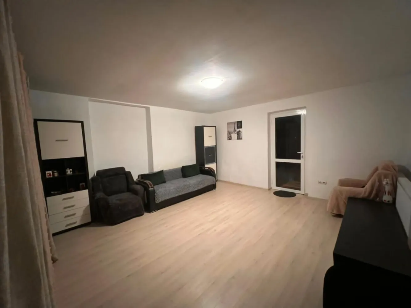 Apartament cu 2 camere, etaj 1 - zona centrala - MAG Invest vă prezintă spre vânzare un apartament spațios și primitor, situat la etajul 1 al unei case solide, într-o zonă centrală foarte bine cotată. Amplasamentul excelent oferă acces facil către principalele puncte de interes ale orașului: magazine, școli, instituții publice, zone de recreere și mijloace de transport în comun, ceea ce transformă această proprietate într-o opțiune ideală atât pentru locuire, cât și pentru investiție. Locuința se vinde complet mobilată și utilată, astfel încât viitorii proprietari să se poată muta imediat, fără costuri suplimentare. Este echipată cu centrală termică proprie, asigurând un confort termic optim în orice anotimp. Spațiile interioare sunt bine proporționate, luminoase și ingenios compartimentate, iar amenajarea modernă, realizată cu atenție la detalii, conferă apartamentului o atmosferă caldă și elegantă. Imobilul este bine întreținut, ceea ce se reflectă în starea generală foarte bună a proprietății. Preț: 57.000 EUR, negociabil + comisionul agenției Este o alegere excelentă pentru cei care caută o locuință confortabilă, aproape de centru, dar și pentru investitorii care își doresc o proprietate ușor de închiriat, cu potențial de profit. Pentru mai multe informații sau pentru programarea unei vizionări, vă stăm cu drag la dispoziție: la telefon 0746.252.252 - Liliana Ene, broker imobiliar acreditat ABI }}