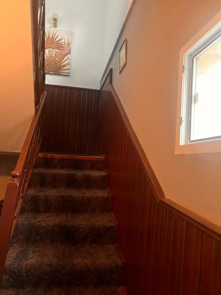 Apartament cu 2 camere, etaj 1 - zona centrala - MAG Invest vă prezintă spre vânzare un apartament spațios și primitor, situat la etajul 1 al unei case solide, într-o zonă centrală foarte bine cotată. Amplasamentul excelent oferă acces facil către principalele puncte de interes ale orașului: magazine, școli, instituții publice, zone de recreere și mijloace de transport în comun, ceea ce transformă această proprietate într-o opțiune ideală atât pentru locuire, cât și pentru investiție. Locuința se vinde complet mobilată și utilată, astfel încât viitorii proprietari să se poată muta imediat, fără costuri suplimentare. Este echipată cu centrală termică proprie, asigurând un confort termic optim în orice anotimp. Spațiile interioare sunt bine proporționate, luminoase și ingenios compartimentate, iar amenajarea modernă, realizată cu atenție la detalii, conferă apartamentului o atmosferă caldă și elegantă. Imobilul este bine întreținut, ceea ce se reflectă în starea generală foarte bună a proprietății. Preț: 57.000 EUR, negociabil + comisionul agenției Este o alegere excelentă pentru cei care caută o locuință confortabilă, aproape de centru, dar și pentru investitorii care își doresc o proprietate ușor de închiriat, cu potențial de profit. Pentru mai multe informații sau pentru programarea unei vizionări, vă stăm cu drag la dispoziție: la telefon 0746.252.252 - Liliana Ene, broker imobiliar acreditat ABI }}