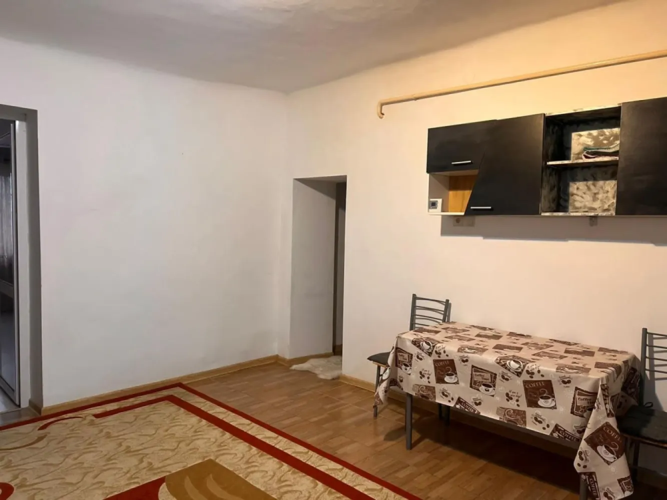 Apartament cu 2 camere, etaj 1 - zona centrala - MAG Invest vă prezintă spre vânzare un apartament spațios și primitor, situat la etajul 1 al unei case solide, într-o zonă centrală foarte bine cotată. Amplasamentul excelent oferă acces facil către principalele puncte de interes ale orașului: magazine, școli, instituții publice, zone de recreere și mijloace de transport în comun, ceea ce transformă această proprietate într-o opțiune ideală atât pentru locuire, cât și pentru investiție. Locuința se vinde complet mobilată și utilată, astfel încât viitorii proprietari să se poată muta imediat, fără costuri suplimentare. Este echipată cu centrală termică proprie, asigurând un confort termic optim în orice anotimp. Spațiile interioare sunt bine proporționate, luminoase și ingenios compartimentate, iar amenajarea modernă, realizată cu atenție la detalii, conferă apartamentului o atmosferă caldă și elegantă. Imobilul este bine întreținut, ceea ce se reflectă în starea generală foarte bună a proprietății. Preț: 57.000 EUR, negociabil + comisionul agenției Este o alegere excelentă pentru cei care caută o locuință confortabilă, aproape de centru, dar și pentru investitorii care își doresc o proprietate ușor de închiriat, cu potențial de profit. Pentru mai multe informații sau pentru programarea unei vizionări, vă stăm cu drag la dispoziție: la telefon 0746.252.252 - Liliana Ene, broker imobiliar acreditat ABI }}