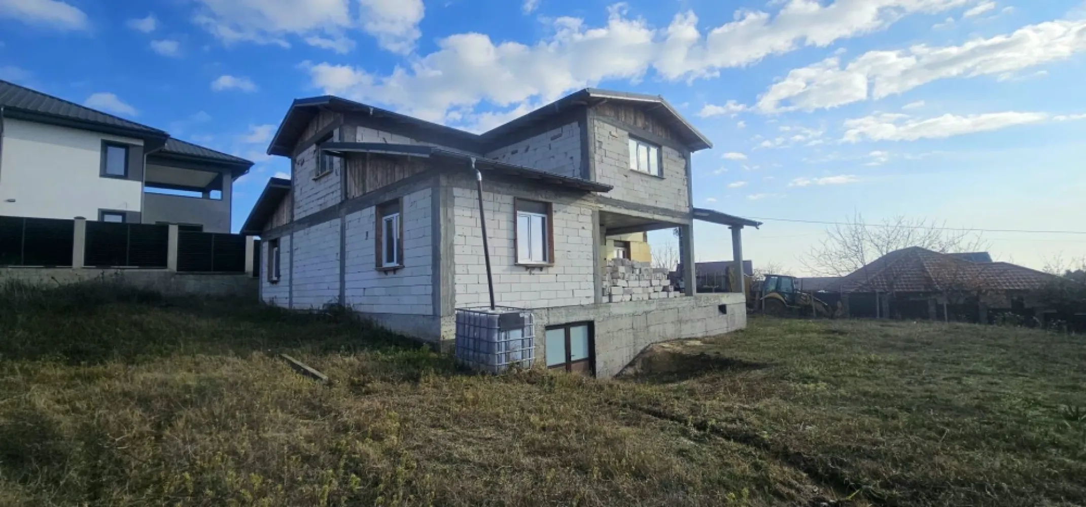 Casa la rosu Bariera Traian, teren 896 mp, 175.000 EUR - Agentia MAG Invest propune spre vanzare o casa la rosu situata in zona Bariera, construita in 2024 din BCA, intr-o zona linistita si in continua dezvoltare. Proprietatea ofera oportunitatea perfecta pentru cei care doresc sa isi personalizeze locuinta, deoarece interiorul nu este compartimentat, permitand viitorului proprietar sa amenajeze spatiul dupa propriul gust. Casa dispune de o suprafata utila generoasa de 211 mp si este amplasata pe un teren de 896 mp, oferind multiple posibilitati pentru amenajari exterioare, gradina sau zone de relaxare. Constructia este acoperita cu tabla tip Lindab si este dotata cu tamplarie termopan, aspecte ce asigura durabilitate si eficienta energetica. Proprietatea beneficiaza de toate utilitatile necesare, facilitand continuarea lucrarilor si transformarea acesteia intr-un camin modern si confortabil. Pret: 175.000 EUR, negociabil Pentru detalii si vizionari: Ene Marian – 0740 949 871 }}