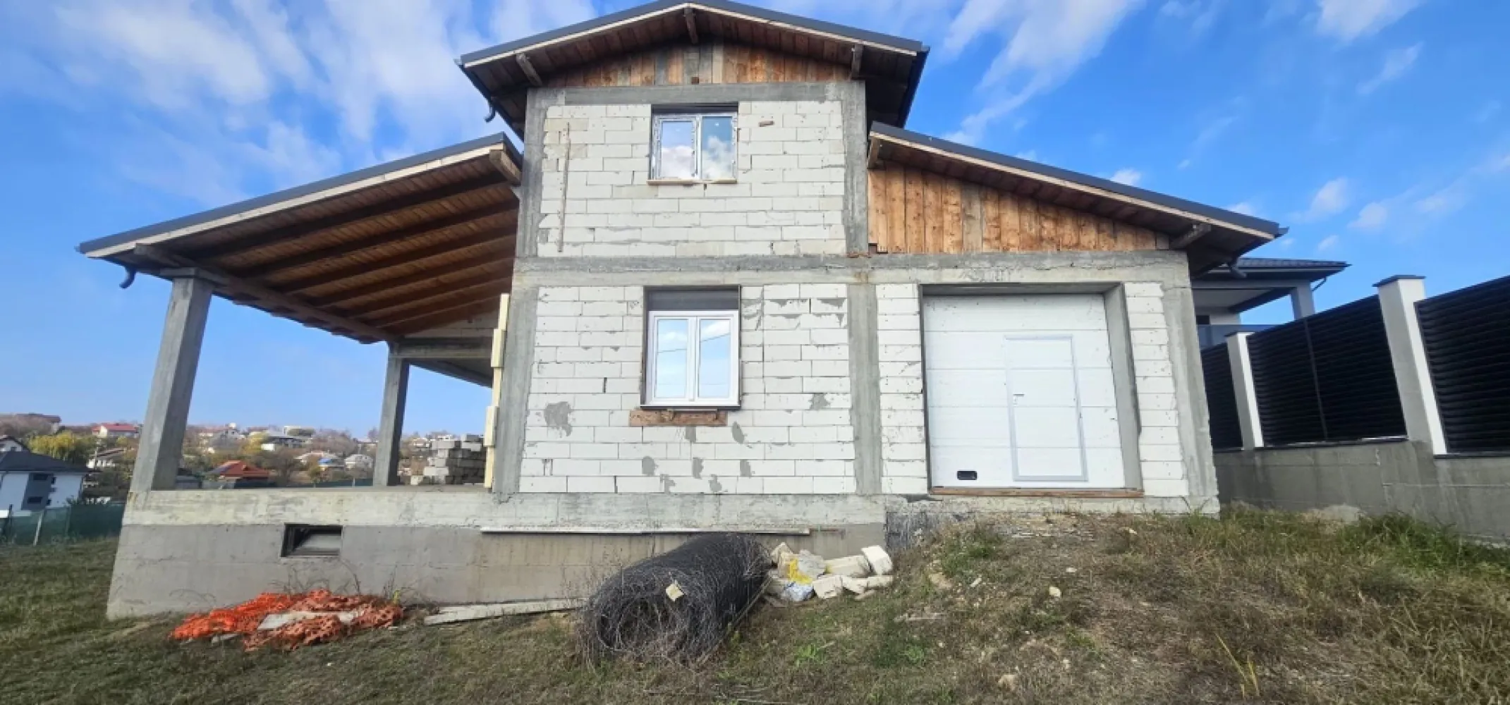 Casa la rosu Bariera Traian, teren 896 mp, 175.000 EUR - Agentia MAG Invest propune spre vanzare o casa la rosu situata in zona Bariera, construita in 2024 din BCA, intr-o zona linistita si in continua dezvoltare. Proprietatea ofera oportunitatea perfecta pentru cei care doresc sa isi personalizeze locuinta, deoarece interiorul nu este compartimentat, permitand viitorului proprietar sa amenajeze spatiul dupa propriul gust. Casa dispune de o suprafata utila generoasa de 211 mp si este amplasata pe un teren de 896 mp, oferind multiple posibilitati pentru amenajari exterioare, gradina sau zone de relaxare. Constructia este acoperita cu tabla tip Lindab si este dotata cu tamplarie termopan, aspecte ce asigura durabilitate si eficienta energetica. Proprietatea beneficiaza de toate utilitatile necesare, facilitand continuarea lucrarilor si transformarea acesteia intr-un camin modern si confortabil. Pret: 175.000 EUR, negociabil Pentru detalii si vizionari: Ene Marian – 0740 949 871 }}