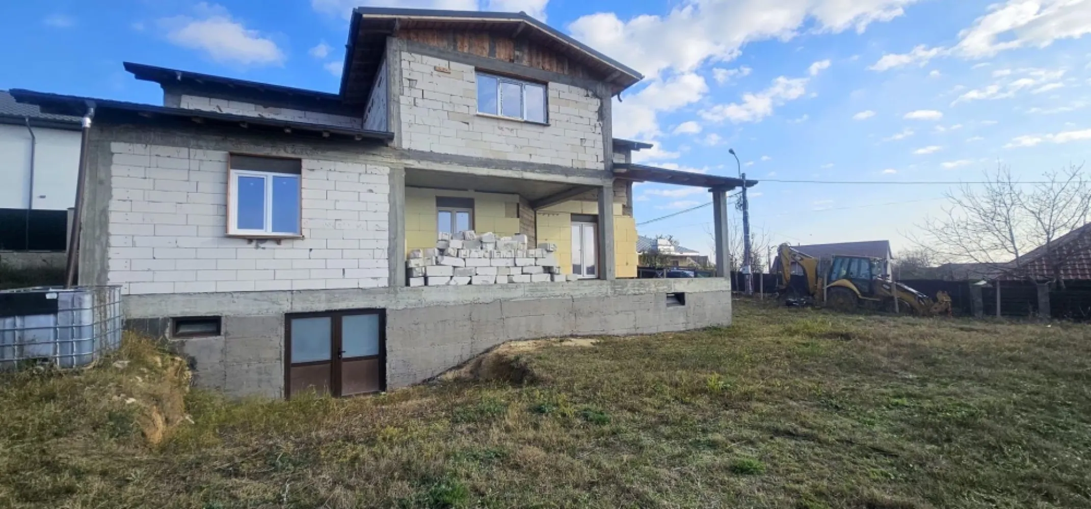 Casa la rosu Bariera Traian, teren 896 mp, 175.000 EUR - Agentia MAG Invest propune spre vanzare o casa la rosu situata in zona Bariera, construita in 2024 din BCA, intr-o zona linistita si in continua dezvoltare. Proprietatea ofera oportunitatea perfecta pentru cei care doresc sa isi personalizeze locuinta, deoarece interiorul nu este compartimentat, permitand viitorului proprietar sa amenajeze spatiul dupa propriul gust. Casa dispune de o suprafata utila generoasa de 211 mp si este amplasata pe un teren de 896 mp, oferind multiple posibilitati pentru amenajari exterioare, gradina sau zone de relaxare. Constructia este acoperita cu tabla tip Lindab si este dotata cu tamplarie termopan, aspecte ce asigura durabilitate si eficienta energetica. Proprietatea beneficiaza de toate utilitatile necesare, facilitand continuarea lucrarilor si transformarea acesteia intr-un camin modern si confortabil. Pret: 175.000 EUR, negociabil Pentru detalii si vizionari: Ene Marian – 0740 949 871 }}