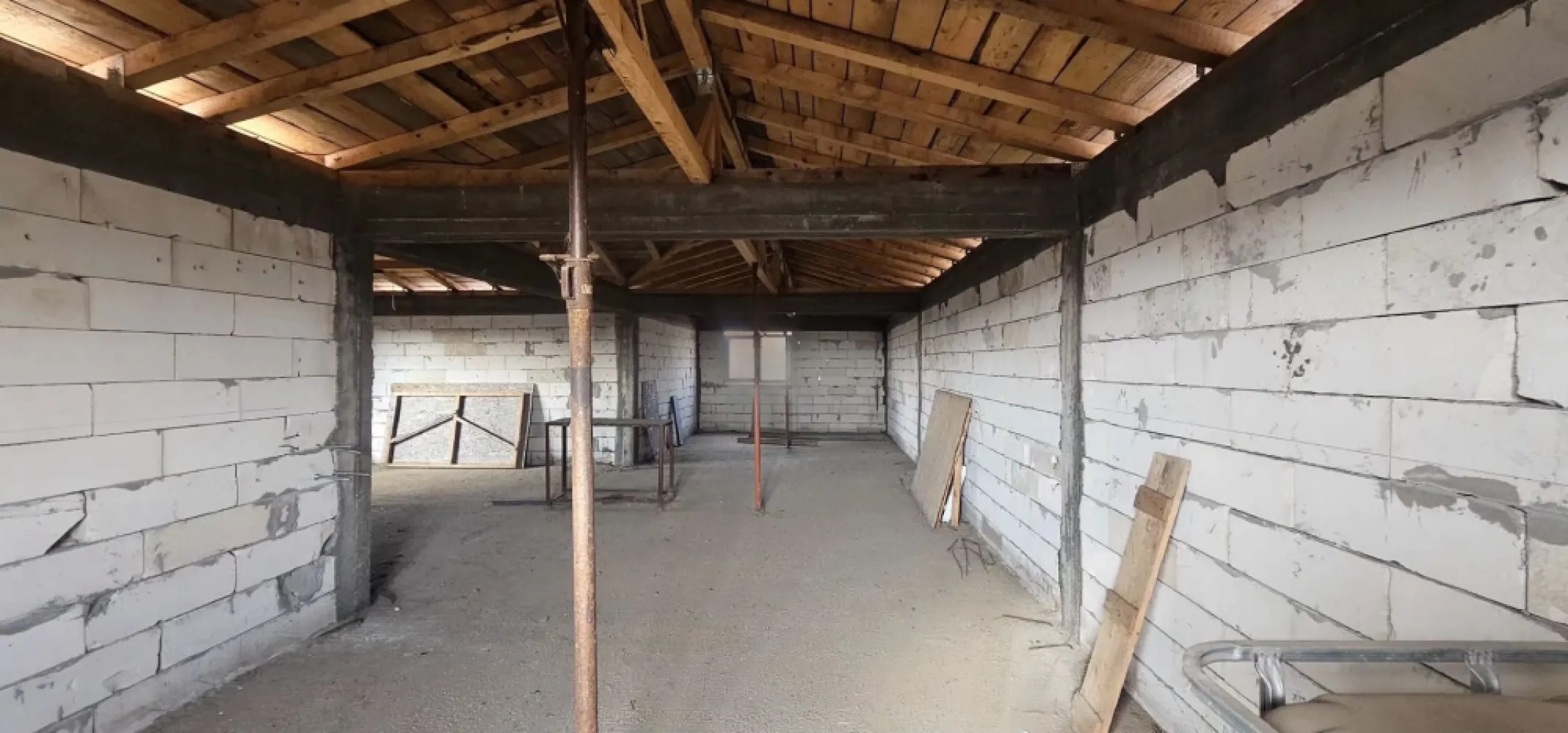 Casa la rosu Bariera Traian, teren 896 mp, 175.000 EUR - Agentia MAG Invest propune spre vanzare o casa la rosu situata in zona Bariera, construita in 2024 din BCA, intr-o zona linistita si in continua dezvoltare. Proprietatea ofera oportunitatea perfecta pentru cei care doresc sa isi personalizeze locuinta, deoarece interiorul nu este compartimentat, permitand viitorului proprietar sa amenajeze spatiul dupa propriul gust. Casa dispune de o suprafata utila generoasa de 211 mp si este amplasata pe un teren de 896 mp, oferind multiple posibilitati pentru amenajari exterioare, gradina sau zone de relaxare. Constructia este acoperita cu tabla tip Lindab si este dotata cu tamplarie termopan, aspecte ce asigura durabilitate si eficienta energetica. Proprietatea beneficiaza de toate utilitatile necesare, facilitand continuarea lucrarilor si transformarea acesteia intr-un camin modern si confortabil. Pret: 175.000 EUR, negociabil Pentru detalii si vizionari: Ene Marian – 0740 949 871 }}