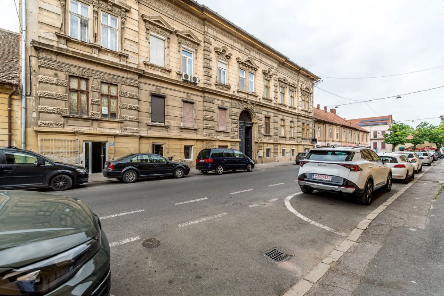 Apartament 2 camere Str. Lucian Blaga, clădire în renovare completa - Comision 0%
Vă propun spre vânzare un apartament cu 2 camere, situat pe Strada Lucian Blaga din Arad, într-o clădire impunătoare aflată în proces de renovare completă. Acoperișul a fost deja finalizat, în prezent se lucrează la fațada interioară, urmând să fie renovată și fațada exterioară, ceea ce va crește considerabil valoarea imobilului.

Apartamentul are o suprafață utilă de 54 mp și este compus din 2 camere nedecomandate, bucătărie, baie și debara. În plus, beneficiază de două boxe de depozitare situate chiar lângă apartament și de încă o boxă la subsol. Țeava de gaz se află lângă apartament, facilitând racordarea pentru montarea unei centrale termice proprii.

Locuința necesită renovare, însă oferă un potențial excelent pentru amenajarea unei locuințe deosebite sau pentru o investiție, fiind amplasată într-o zonă foarte apreciată, într-o clădire care va beneficia de un aspect complet reînnoit.

📞 Pentru detalii și programarea unei vizionări:
Blaga Flavius – 0754467525 Consultant imobiliar acreditat APAIR (Asociația Profesională a Agenților Imobiliari din România)

Nu dispui de toată suma? Te ajutăm noi gratuit! Îți obținem oferte de la 16 bănci.
Ai o proprietate de vânzare în Arad și vrei să știi cât valorează cu adevărat?

Birou: ACASĂ | Agenție imobiliară Arad
Adresă: Bulevardul Decebal 2, Arad 310133