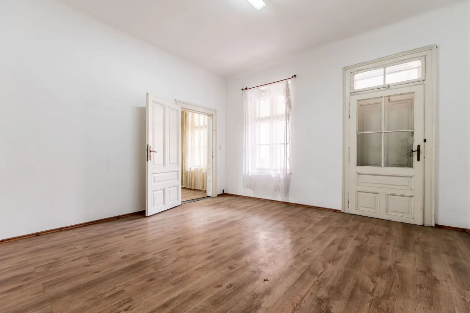 Apartament 2 camere Str. Lucian Blaga, clădire în renovare completa - Comision 0%
Vă propun spre vânzare un apartament cu 2 camere, situat pe Strada Lucian Blaga din Arad, într-o clădire impunătoare aflată în proces de renovare completă. Acoperișul a fost deja finalizat, în prezent se lucrează la fațada interioară, urmând să fie renovată și fațada exterioară, ceea ce va crește considerabil valoarea imobilului.

Apartamentul are o suprafață utilă de 54 mp și este compus din 2 camere nedecomandate, bucătărie, baie și debara. În plus, beneficiază de două boxe de depozitare situate chiar lângă apartament și de încă o boxă la subsol. Țeava de gaz se află lângă apartament, facilitând racordarea pentru montarea unei centrale termice proprii.

Locuința necesită renovare, însă oferă un potențial excelent pentru amenajarea unei locuințe deosebite sau pentru o investiție, fiind amplasată într-o zonă foarte apreciată, într-o clădire care va beneficia de un aspect complet reînnoit.

📞 Pentru detalii și programarea unei vizionări:
Blaga Flavius – 0754467525 Consultant imobiliar acreditat APAIR (Asociația Profesională a Agenților Imobiliari din România)

Nu dispui de toată suma? Te ajutăm noi gratuit! Îți obținem oferte de la 16 bănci.
Ai o proprietate de vânzare în Arad și vrei să știi cât valorează cu adevărat?

Birou: ACASĂ | Agenție imobiliară Arad
Adresă: Bulevardul Decebal 2, Arad 310133