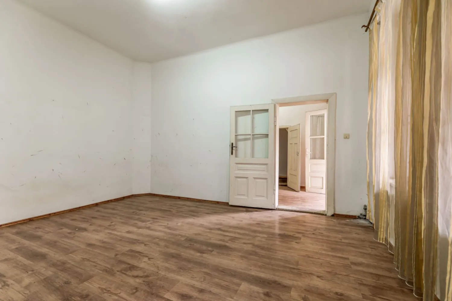 Apartament 2 camere Str. Lucian Blaga, clădire în renovare completa - Comision 0%
Vă propun spre vânzare un apartament cu 2 camere, situat pe Strada Lucian Blaga din Arad, într-o clădire impunătoare aflată în proces de renovare completă. Acoperișul a fost deja finalizat, în prezent se lucrează la fațada interioară, urmând să fie renovată și fațada exterioară, ceea ce va crește considerabil valoarea imobilului.

Apartamentul are o suprafață utilă de 54 mp și este compus din 2 camere nedecomandate, bucătărie, baie și debara. În plus, beneficiază de două boxe de depozitare situate chiar lângă apartament și de încă o boxă la subsol. Țeava de gaz se află lângă apartament, facilitând racordarea pentru montarea unei centrale termice proprii.

Locuința necesită renovare, însă oferă un potențial excelent pentru amenajarea unei locuințe deosebite sau pentru o investiție, fiind amplasată într-o zonă foarte apreciată, într-o clădire care va beneficia de un aspect complet reînnoit.

📞 Pentru detalii și programarea unei vizionări:
Blaga Flavius – 0754467525 Consultant imobiliar acreditat APAIR (Asociația Profesională a Agenților Imobiliari din România)

Nu dispui de toată suma? Te ajutăm noi gratuit! Îți obținem oferte de la 16 bănci.
Ai o proprietate de vânzare în Arad și vrei să știi cât valorează cu adevărat?

Birou: ACASĂ | Agenție imobiliară Arad
Adresă: Bulevardul Decebal 2, Arad 310133