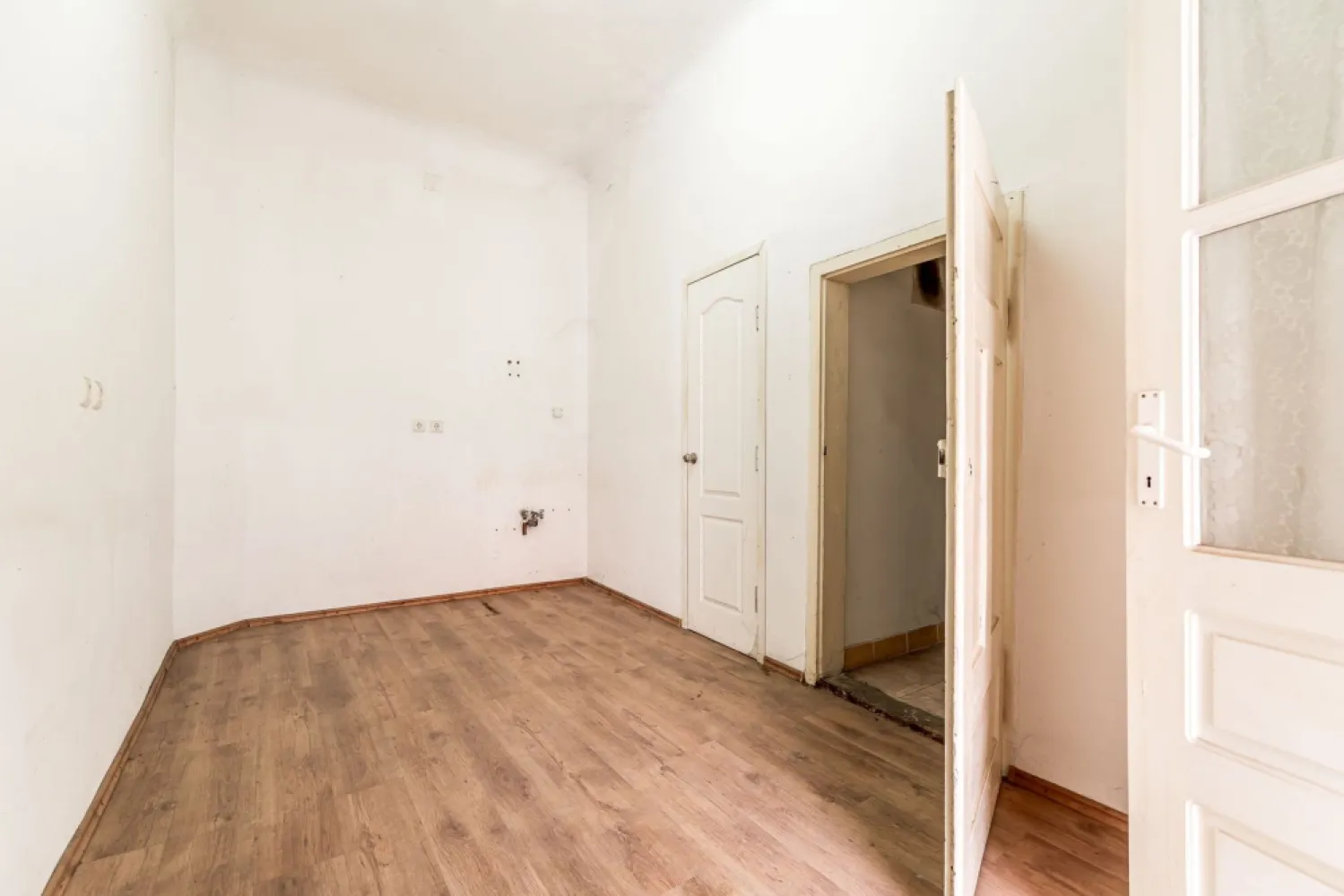 Apartament 2 camere Str. Lucian Blaga, clădire în renovare completa - Comision 0%
Vă propun spre vânzare un apartament cu 2 camere, situat pe Strada Lucian Blaga din Arad, într-o clădire impunătoare aflată în proces de renovare completă. Acoperișul a fost deja finalizat, în prezent se lucrează la fațada interioară, urmând să fie renovată și fațada exterioară, ceea ce va crește considerabil valoarea imobilului.

Apartamentul are o suprafață utilă de 54 mp și este compus din 2 camere nedecomandate, bucătărie, baie și debara. În plus, beneficiază de două boxe de depozitare situate chiar lângă apartament și de încă o boxă la subsol. Țeava de gaz se află lângă apartament, facilitând racordarea pentru montarea unei centrale termice proprii.

Locuința necesită renovare, însă oferă un potențial excelent pentru amenajarea unei locuințe deosebite sau pentru o investiție, fiind amplasată într-o zonă foarte apreciată, într-o clădire care va beneficia de un aspect complet reînnoit.

📞 Pentru detalii și programarea unei vizionări:
Blaga Flavius – 0754467525 Consultant imobiliar acreditat APAIR (Asociația Profesională a Agenților Imobiliari din România)

Nu dispui de toată suma? Te ajutăm noi gratuit! Îți obținem oferte de la 16 bănci.
Ai o proprietate de vânzare în Arad și vrei să știi cât valorează cu adevărat?

Birou: ACASĂ | Agenție imobiliară Arad
Adresă: Bulevardul Decebal 2, Arad 310133