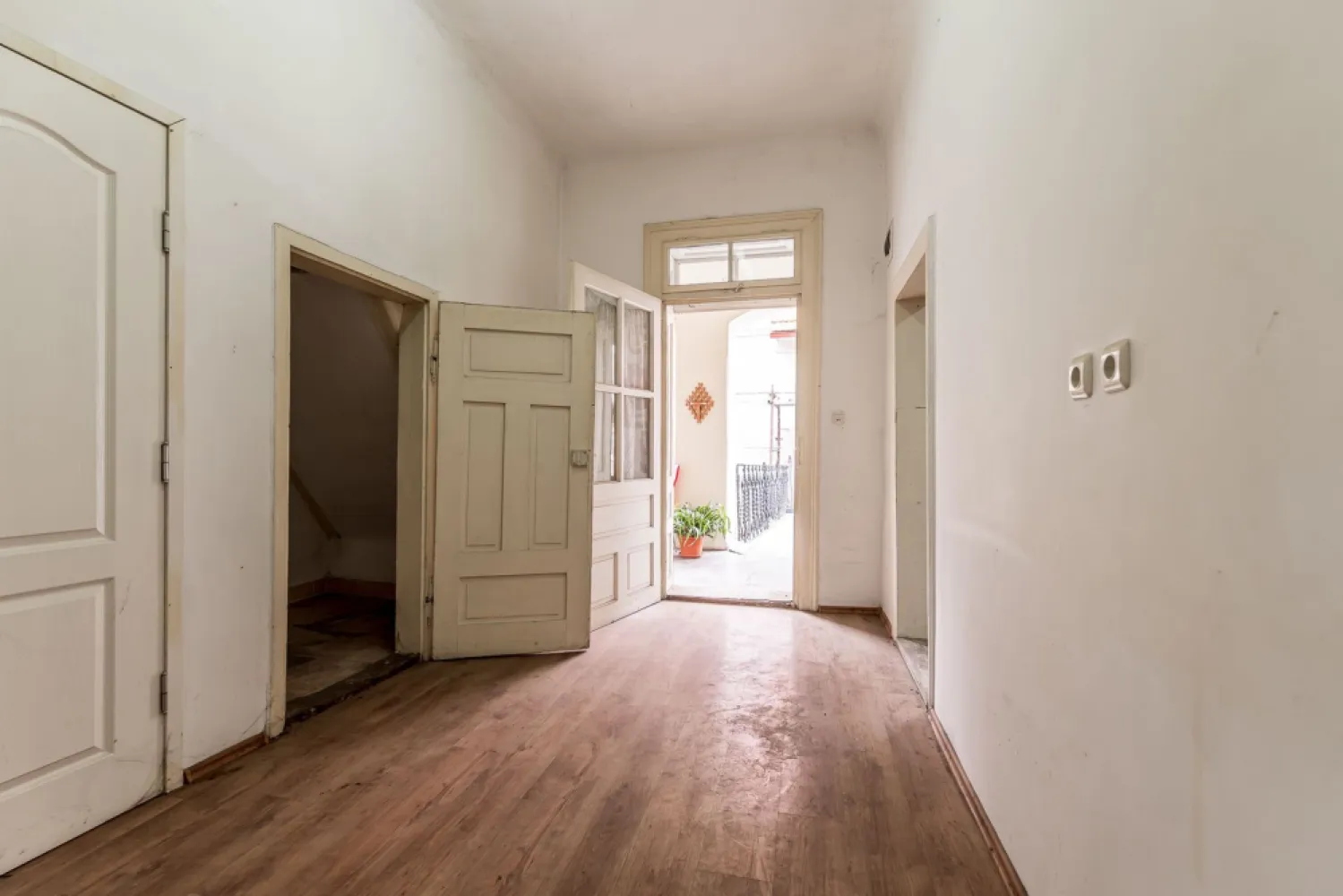 Apartament 2 camere Str. Lucian Blaga, clădire în renovare completa - Comision 0%
Vă propun spre vânzare un apartament cu 2 camere, situat pe Strada Lucian Blaga din Arad, într-o clădire impunătoare aflată în proces de renovare completă. Acoperișul a fost deja finalizat, în prezent se lucrează la fațada interioară, urmând să fie renovată și fațada exterioară, ceea ce va crește considerabil valoarea imobilului.

Apartamentul are o suprafață utilă de 54 mp și este compus din 2 camere nedecomandate, bucătărie, baie și debara. În plus, beneficiază de două boxe de depozitare situate chiar lângă apartament și de încă o boxă la subsol. Țeava de gaz se află lângă apartament, facilitând racordarea pentru montarea unei centrale termice proprii.

Locuința necesită renovare, însă oferă un potențial excelent pentru amenajarea unei locuințe deosebite sau pentru o investiție, fiind amplasată într-o zonă foarte apreciată, într-o clădire care va beneficia de un aspect complet reînnoit.

📞 Pentru detalii și programarea unei vizionări:
Blaga Flavius – 0754467525 Consultant imobiliar acreditat APAIR (Asociația Profesională a Agenților Imobiliari din România)

Nu dispui de toată suma? Te ajutăm noi gratuit! Îți obținem oferte de la 16 bănci.
Ai o proprietate de vânzare în Arad și vrei să știi cât valorează cu adevărat?

Birou: ACASĂ | Agenție imobiliară Arad
Adresă: Bulevardul Decebal 2, Arad 310133