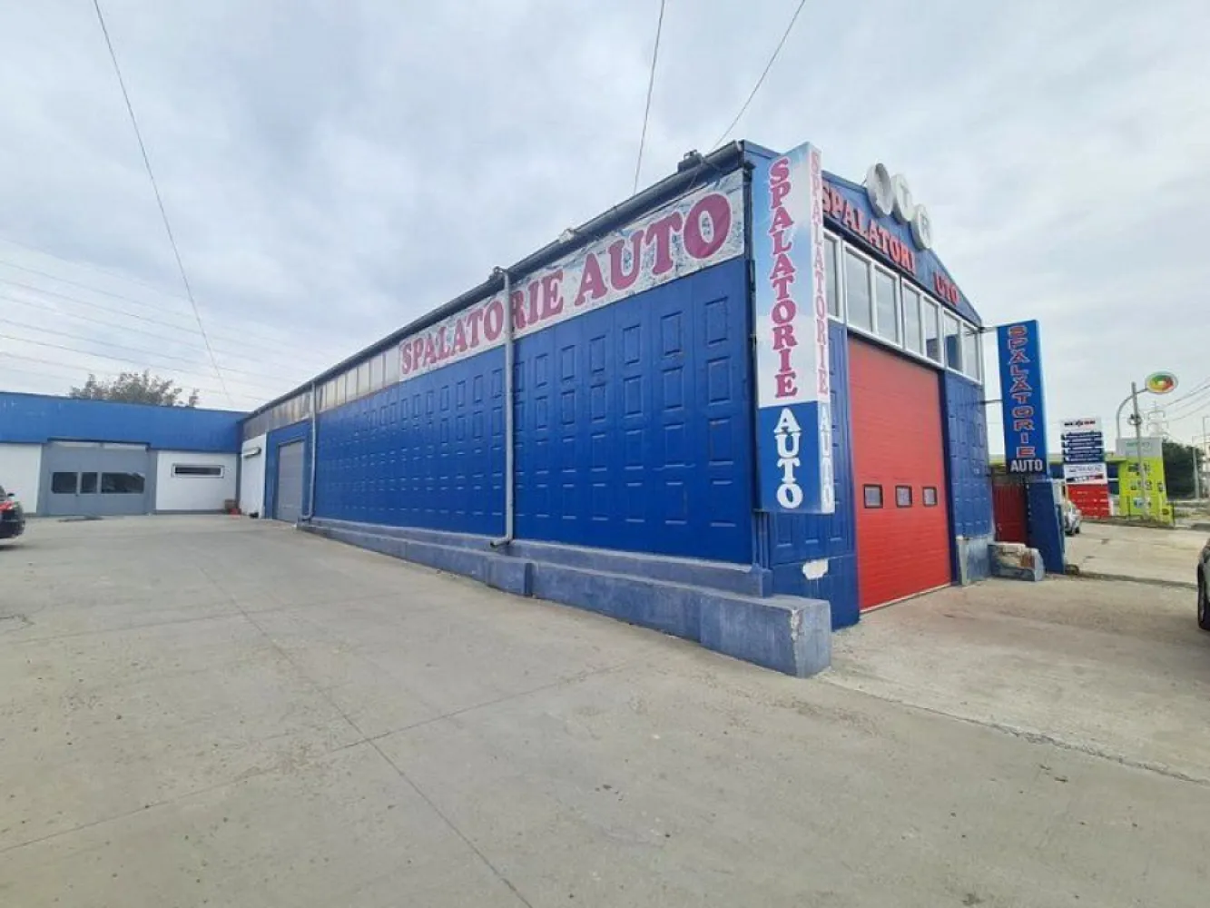 De Vanzare - Hala 388 mp + birouri, teren 760 mp - Centura, Galati - Agentia imobiliara Mag Invest intermediaza vanzarea unui spatiu industrial tip hala (fosta spalatorie auto) impreuna cu spatiile de birouri aferente , pozitionat pe Drumul de Centura, intr-o zona cu vad format si vizibilitate comerciala maxima, langa Bulrom Gaz. detalii - suprafata hala mare 252 mp - suprafata hala mica 75 mp - suprafata birouri 63 mp - teren 760 mp din care 370 mp suprafata libera, betonata - toate utilitatile - apa curenta, canalizare, curent mono si trifazat, centrala termica pentru spatiul de birouri, instalatie aditionala pentru incalzire hala pe gaz metan. - constructie din panouri acoperita cu tabla, tamplarie cu geam termopan, gresie, curte betonata. Pret propus pentru vanzare 345.000 euro negociabil Comisionul agentiei 2%+TVA din valoarea de tranzactionare. Detalii suplimentare si programari vizionare la telefon 0740.949.871 - Marian Ene, consilier imobiliar Mag Invest }}