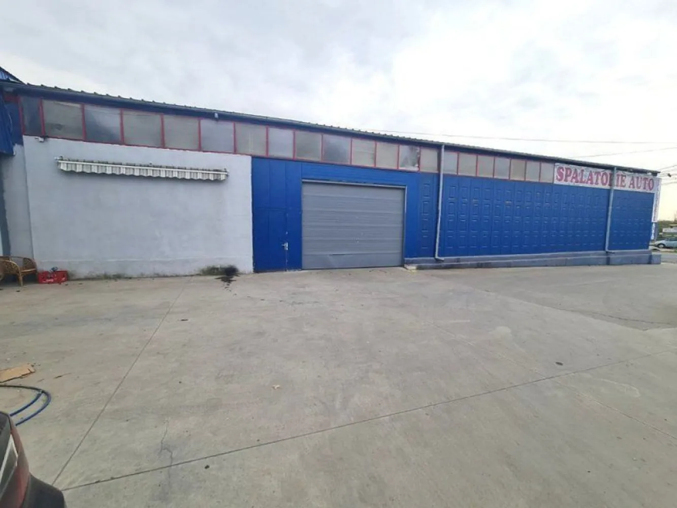 De Vanzare - Hala 388 mp + birouri, teren 760 mp - Centura, Galati - Agentia imobiliara Mag Invest intermediaza vanzarea unui spatiu industrial tip hala (fosta spalatorie auto) impreuna cu spatiile de birouri aferente , pozitionat pe Drumul de Centura, intr-o zona cu vad format si vizibilitate comerciala maxima, langa Bulrom Gaz. detalii - suprafata hala mare 252 mp - suprafata hala mica 75 mp - suprafata birouri 63 mp - teren 760 mp din care 370 mp suprafata libera, betonata - toate utilitatile - apa curenta, canalizare, curent mono si trifazat, centrala termica pentru spatiul de birouri, instalatie aditionala pentru incalzire hala pe gaz metan. - constructie din panouri acoperita cu tabla, tamplarie cu geam termopan, gresie, curte betonata. Pret propus pentru vanzare 345.000 euro negociabil Comisionul agentiei 2%+TVA din valoarea de tranzactionare. Detalii suplimentare si programari vizionare la telefon 0740.949.871 - Marian Ene, consilier imobiliar Mag Invest }}