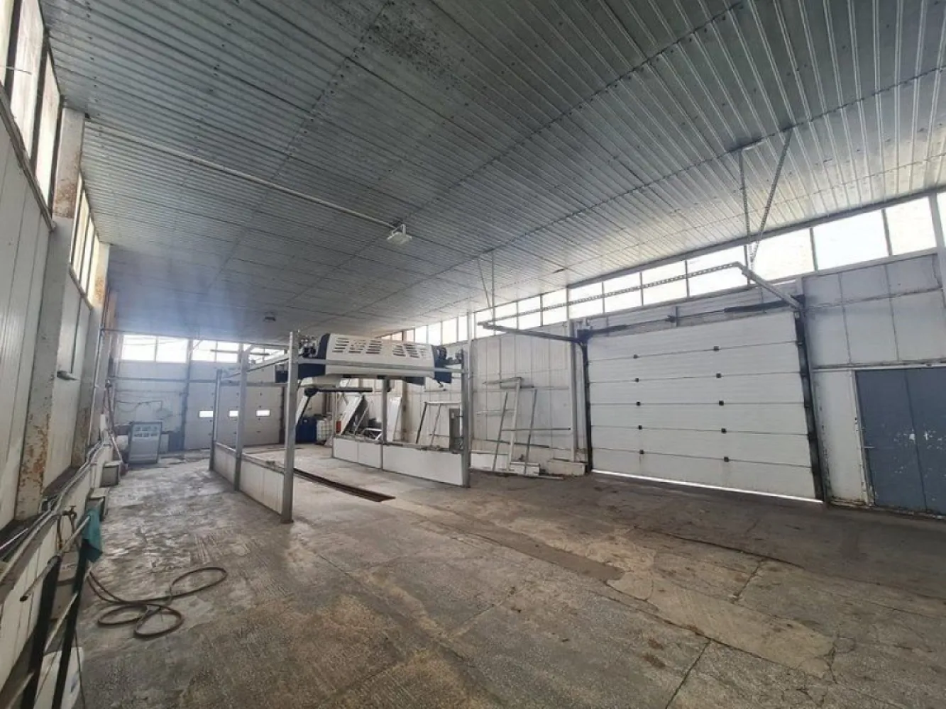 De Vanzare - Hala 388 mp + birouri, teren 760 mp - Centura, Galati - Agentia imobiliara Mag Invest intermediaza vanzarea unui spatiu industrial tip hala (fosta spalatorie auto) impreuna cu spatiile de birouri aferente , pozitionat pe Drumul de Centura, intr-o zona cu vad format si vizibilitate comerciala maxima, langa Bulrom Gaz. detalii - suprafata hala mare 252 mp - suprafata hala mica 75 mp - suprafata birouri 63 mp - teren 760 mp din care 370 mp suprafata libera, betonata - toate utilitatile - apa curenta, canalizare, curent mono si trifazat, centrala termica pentru spatiul de birouri, instalatie aditionala pentru incalzire hala pe gaz metan. - constructie din panouri acoperita cu tabla, tamplarie cu geam termopan, gresie, curte betonata. Pret propus pentru vanzare 345.000 euro negociabil Comisionul agentiei 2%+TVA din valoarea de tranzactionare. Detalii suplimentare si programari vizionare la telefon 0740.949.871 - Marian Ene, consilier imobiliar Mag Invest }}