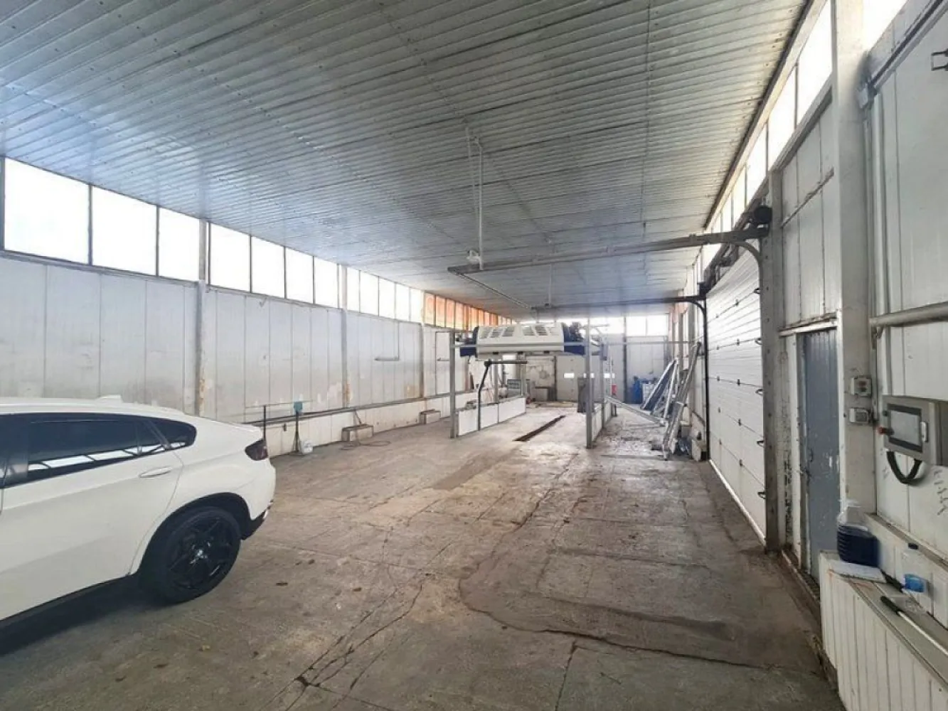 De Vanzare - Hala 388 mp + birouri, teren 760 mp - Centura, Galati - Agentia imobiliara Mag Invest intermediaza vanzarea unui spatiu industrial tip hala (fosta spalatorie auto) impreuna cu spatiile de birouri aferente , pozitionat pe Drumul de Centura, intr-o zona cu vad format si vizibilitate comerciala maxima, langa Bulrom Gaz. detalii - suprafata hala mare 252 mp - suprafata hala mica 75 mp - suprafata birouri 63 mp - teren 760 mp din care 370 mp suprafata libera, betonata - toate utilitatile - apa curenta, canalizare, curent mono si trifazat, centrala termica pentru spatiul de birouri, instalatie aditionala pentru incalzire hala pe gaz metan. - constructie din panouri acoperita cu tabla, tamplarie cu geam termopan, gresie, curte betonata. Pret propus pentru vanzare 345.000 euro negociabil Comisionul agentiei 2%+TVA din valoarea de tranzactionare. Detalii suplimentare si programari vizionare la telefon 0740.949.871 - Marian Ene, consilier imobiliar Mag Invest }}