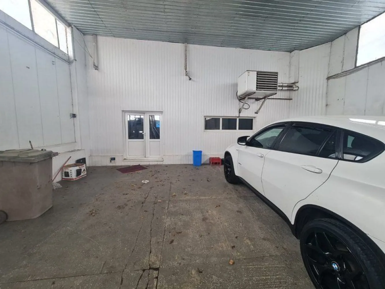 De Vanzare - Hala 388 mp + birouri, teren 760 mp - Centura, Galati - Agentia imobiliara Mag Invest intermediaza vanzarea unui spatiu industrial tip hala (fosta spalatorie auto) impreuna cu spatiile de birouri aferente , pozitionat pe Drumul de Centura, intr-o zona cu vad format si vizibilitate comerciala maxima, langa Bulrom Gaz. detalii - suprafata hala mare 252 mp - suprafata hala mica 75 mp - suprafata birouri 63 mp - teren 760 mp din care 370 mp suprafata libera, betonata - toate utilitatile - apa curenta, canalizare, curent mono si trifazat, centrala termica pentru spatiul de birouri, instalatie aditionala pentru incalzire hala pe gaz metan. - constructie din panouri acoperita cu tabla, tamplarie cu geam termopan, gresie, curte betonata. Pret propus pentru vanzare 345.000 euro negociabil Comisionul agentiei 2%+TVA din valoarea de tranzactionare. Detalii suplimentare si programari vizionare la telefon 0740.949.871 - Marian Ene, consilier imobiliar Mag Invest }}