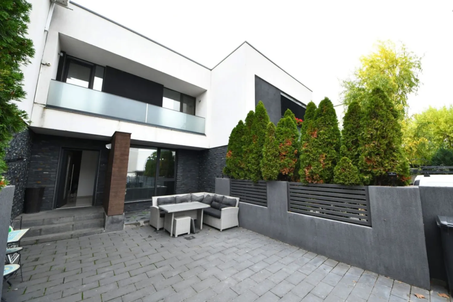 De vanzare – In exclusivitate, Vila in Brates Lake - Agentia Mag Invest va propune in exclusivitate spre vanzare o proprietate deosebita, situata in renumitul cartier Brates Lake, o zona care nu mai are nevoie de prezentare. Asa cum se intampla inca de la primele constructii aparute aici, cererea depaseste constant oferta, confirmand prestigiul si calitatea acestui cartier exclusivist. Casa prezentata pastreaza acelasi stil modern si rafinat specific zonei, fiind construita pe parter si etaj, cu o suprafata utila de aproximativ 150 mp, amplasata pe un teren de 200 mp. Compartimentare: Parter: living spatios cu zona de dining, bucatarie complet mobilata si utilata modern, cu finisaje si electrocasnice de calitate, iesire catre terasa si un grup sanitar. Etaj: doua dormitoare confortabile, un al doilea grup sanitar si o camera suplimentara, amenajata in prezent ca dressing, dar care poate fi utilizata si ca dormitor. Proprietatea se vinde mobilata si utilata complet, exact asa cum este prezentata in fotografii, fiind pregatita sa devina caminul ideal pentru noii sai proprietari. Pret de vanzare: 275.000 euro – negociabil Pentru mai multe informatii si pentru programarea unei vizionari, va rugam sa contactati: Agentia imobiliara Mag Invest – Ene Marian - 0740 949 871 }}