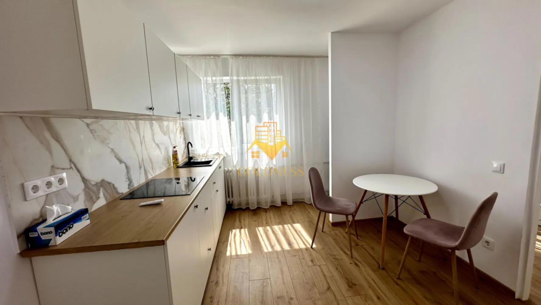 2 camere, Gheorgheni, Iulius Mall, Unirii, Royal Hotel, C. Brâncuși - GOLDNESS Imobiliare vă propune spre închiriere un apartament cu 2 camere complet mobilat și utilat, la etajul 3 într-un imobil de 4 etaje, în Cartierul Gheorgheni.
Posibilitatea de parcare în zona la liber!
Se află în apropierea stațiilor de transport în comun, magazine, restaurante, spații verzi, farmacii, etc. 

Apartamentul este compartimentat astfel:
 - dormitor 1 cu pat single și este extensibil, dressing
 - dormitor 2 cu pat single și este extensibil, dressing
 - bucătărie complet utilată și mobilată, loc de servit masa 
 - baie cu dus, calorifer port prosop și dulap pentru depozitare.

Imobilul este dotat cu toate cele necesare- centrală pe bloc cu repartitoare pe calorifere, frigider, aragaz, hotă, mașină de spălat haine, etc. 

Dacă sunteți interesați de acest apartament și doriți să îl vizionați, dar și pentru alte oferte nu ezitați să ne contactați telefonic sau prin e-mail. Vă stăm la dispoziție!
Pentru intermediere se percepe un comision de 50% din prețul chiriei!