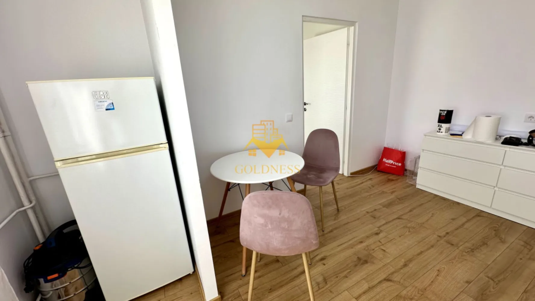 2 camere, Gheorgheni, Iulius Mall, Unirii, Royal Hotel, C. Brâncuși - GOLDNESS Imobiliare vă propune spre închiriere un apartament cu 2 camere complet mobilat și utilat, la etajul 3 într-un imobil de 4 etaje, în Cartierul Gheorgheni.
Posibilitatea de parcare în zona la liber!
Se află în apropierea stațiilor de transport în comun, magazine, restaurante, spații verzi, farmacii, etc. 

Apartamentul este compartimentat astfel:
 - dormitor 1 cu pat single și este extensibil, dressing
 - dormitor 2 cu pat single și este extensibil, dressing
 - bucătărie complet utilată și mobilată, loc de servit masa 
 - baie cu dus, calorifer port prosop și dulap pentru depozitare.

Imobilul este dotat cu toate cele necesare- centrală pe bloc cu repartitoare pe calorifere, frigider, aragaz, hotă, mașină de spălat haine, etc. 

Dacă sunteți interesați de acest apartament și doriți să îl vizionați, dar și pentru alte oferte nu ezitați să ne contactați telefonic sau prin e-mail. Vă stăm la dispoziție!
Pentru intermediere se percepe un comision de 50% din prețul chiriei!