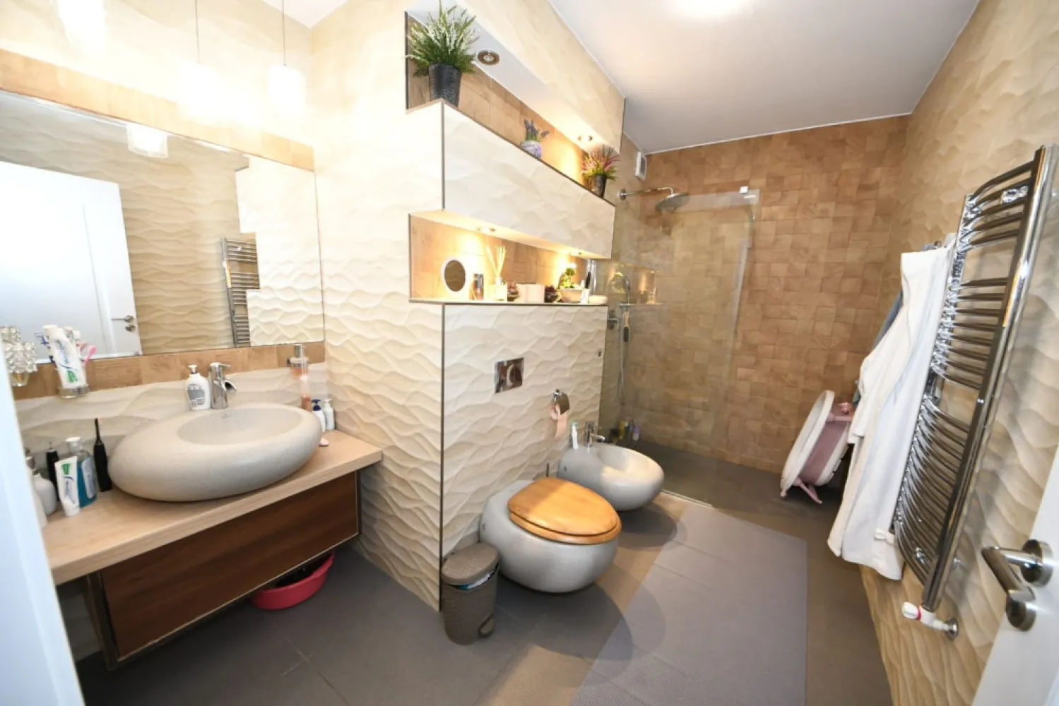 De vanzare – In exclusivitate, Vila in Brates Lake - Agentia Mag Invest va propune in exclusivitate spre vanzare o proprietate deosebita, situata in renumitul cartier Brates Lake, o zona care nu mai are nevoie de prezentare. Asa cum se intampla inca de la primele constructii aparute aici, cererea depaseste constant oferta, confirmand prestigiul si calitatea acestui cartier exclusivist. Casa prezentata pastreaza acelasi stil modern si rafinat specific zonei, fiind construita pe parter si etaj, cu o suprafata utila de aproximativ 150 mp, amplasata pe un teren de 200 mp. Compartimentare: Parter: living spatios cu zona de dining, bucatarie complet mobilata si utilata modern, cu finisaje si electrocasnice de calitate, iesire catre terasa si un grup sanitar. Etaj: doua dormitoare confortabile, un al doilea grup sanitar si o camera suplimentara, amenajata in prezent ca dressing, dar care poate fi utilizata si ca dormitor. Proprietatea se vinde mobilata si utilata complet, exact asa cum este prezentata in fotografii, fiind pregatita sa devina caminul ideal pentru noii sai proprietari. Pret de vanzare: 275.000 euro – negociabil Pentru mai multe informatii si pentru programarea unei vizionari, va rugam sa contactati: Agentia imobiliara Mag Invest – Ene Marian - 0740 949 871 }}