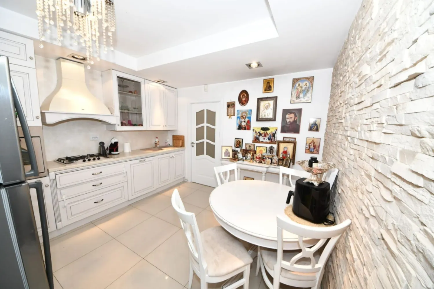 De vanzare – In exclusivitate, Vila in Brates Lake - Agentia Mag Invest va propune in exclusivitate spre vanzare o proprietate deosebita, situata in renumitul cartier Brates Lake, o zona care nu mai are nevoie de prezentare. Asa cum se intampla inca de la primele constructii aparute aici, cererea depaseste constant oferta, confirmand prestigiul si calitatea acestui cartier exclusivist. Casa prezentata pastreaza acelasi stil modern si rafinat specific zonei, fiind construita pe parter si etaj, cu o suprafata utila de aproximativ 150 mp, amplasata pe un teren de 200 mp. Compartimentare: Parter: living spatios cu zona de dining, bucatarie complet mobilata si utilata modern, cu finisaje si electrocasnice de calitate, iesire catre terasa si un grup sanitar. Etaj: doua dormitoare confortabile, un al doilea grup sanitar si o camera suplimentara, amenajata in prezent ca dressing, dar care poate fi utilizata si ca dormitor. Proprietatea se vinde mobilata si utilata complet, exact asa cum este prezentata in fotografii, fiind pregatita sa devina caminul ideal pentru noii sai proprietari. Pret de vanzare: 275.000 euro – negociabil Pentru mai multe informatii si pentru programarea unei vizionari, va rugam sa contactati: Agentia imobiliara Mag Invest – Ene Marian - 0740 949 871 }}