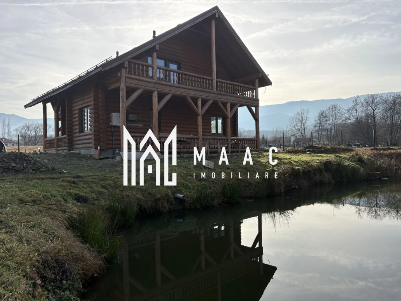 Cabana 5 Camere I 1520 mp teren I Lac de pești I Zona Tocile - MAAC imobiliare va propune la vânzare o cabană în zona Tocile cu vedere panoramică spre Munții Făgăraș și împrejurimi. Cabana are baza de beton si este confectionata din bile de molid. La interior necesită amenajare și este împărțită astfel : La parter -camera de zi cu bucătărie ,dormitor cu baie ,hol, casa scării și 2 terase acoperite La etaj : 3 dormitoare, fiecare cu baie proprie , hol, 2 balcoane acoperite Cabana dispune de panouri solare cu invertor de 5,5 kW, canalizare, apă, branșarea la curent trifazic în lucru. Instalatia de incalzire e facuta in pardoseala. Se poate opta pentru orice varianta de centrala. Pentru mai multe detalii precizati telefonic ca ati vazut anuntul cu ID: CP2850162 }}