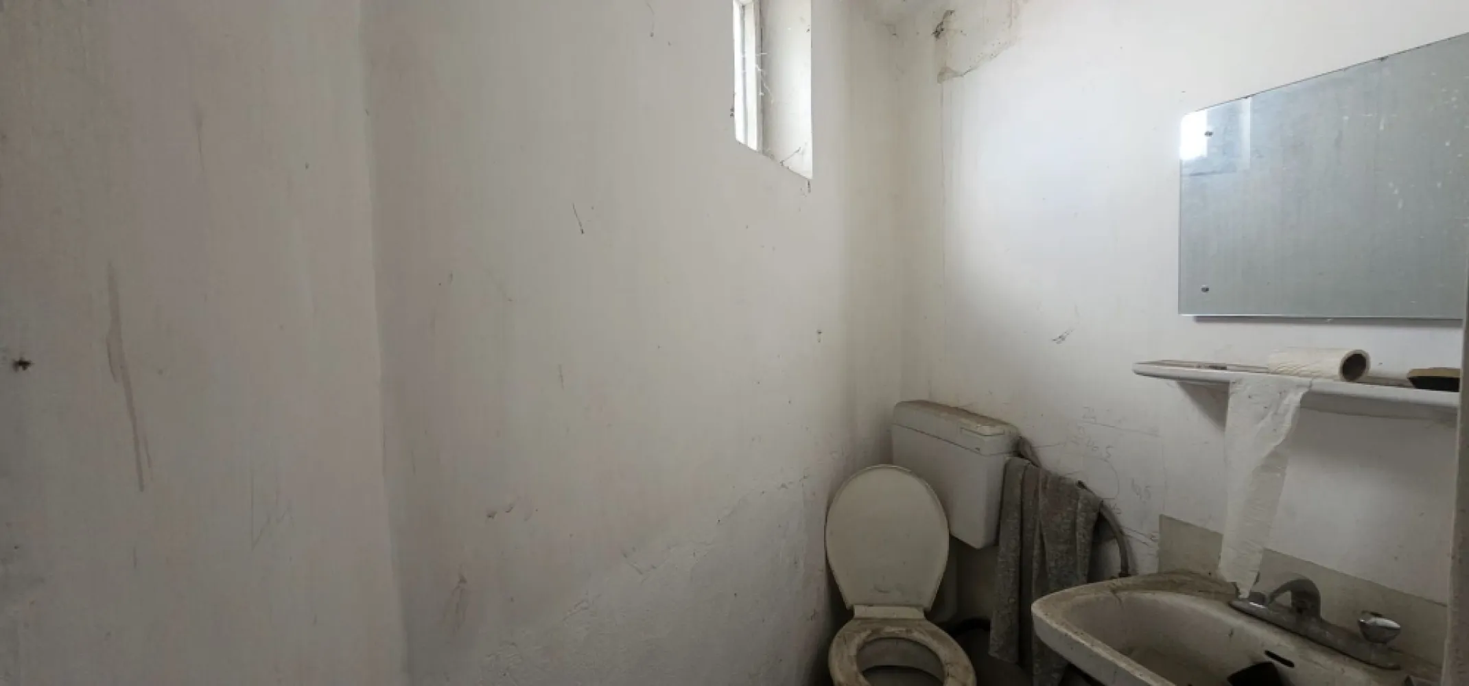 Spatiu comercial / Atelier creatie – 50 mp, parter + etaj – 39.000€ – - MAG INVEST va propune in exclusivitate spre vanzare un spatiu comercial inregistrat ca atelier de creatie, cu o suprafata utila de 40.11 mp, dispus pe parter si etaj. Proprietatea este racordata la apa curenta, energie electrica trifazata si canalizare. Situatie juridica clara – proprietate, cu teren in concesiune. Compartimentare: - Parter: o camera spatioasa si un grup sanitar - Etaj: o camera si un grup sanitar Spatiul se preteaza pentru diverse activitati comerciale, atelier de productie, studio de creatie, birou sau chiar transformare in locuinta rezidentiala. Pret de vanzare: 38.000€ + comision agentie Pentru mai multe informatii si vizionari: Ene Marian – 0740 949 871 MAG INVEST }}