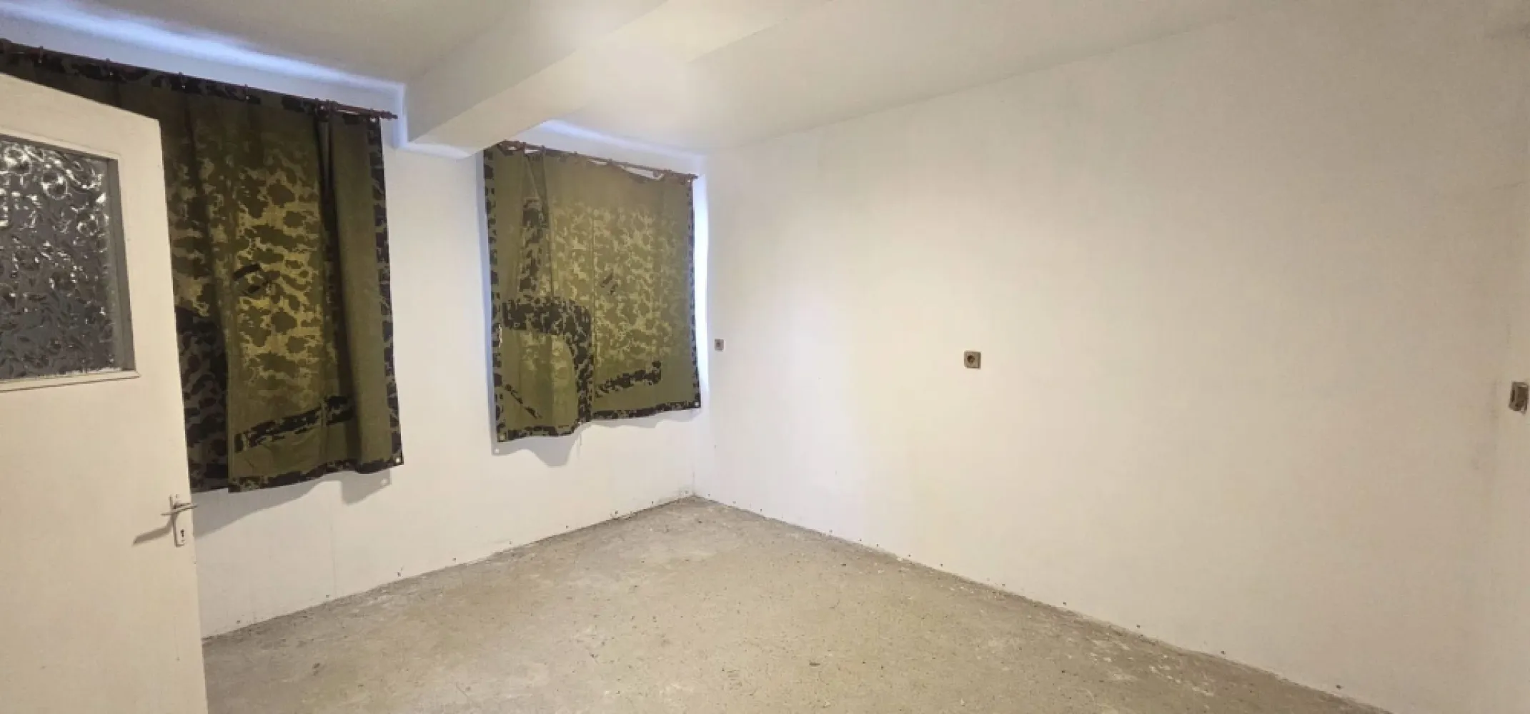 Spatiu comercial / Atelier creatie – 50 mp, parter + etaj – 39.000€ – - MAG INVEST va propune in exclusivitate spre vanzare un spatiu comercial inregistrat ca atelier de creatie, cu o suprafata utila de 40.11 mp, dispus pe parter si etaj. Proprietatea este racordata la apa curenta, energie electrica trifazata si canalizare. Situatie juridica clara – proprietate, cu teren in concesiune. Compartimentare: - Parter: o camera spatioasa si un grup sanitar - Etaj: o camera si un grup sanitar Spatiul se preteaza pentru diverse activitati comerciale, atelier de productie, studio de creatie, birou sau chiar transformare in locuinta rezidentiala. Pret de vanzare: 38.000€ + comision agentie Pentru mai multe informatii si vizionari: Ene Marian – 0740 949 871 MAG INVEST }}