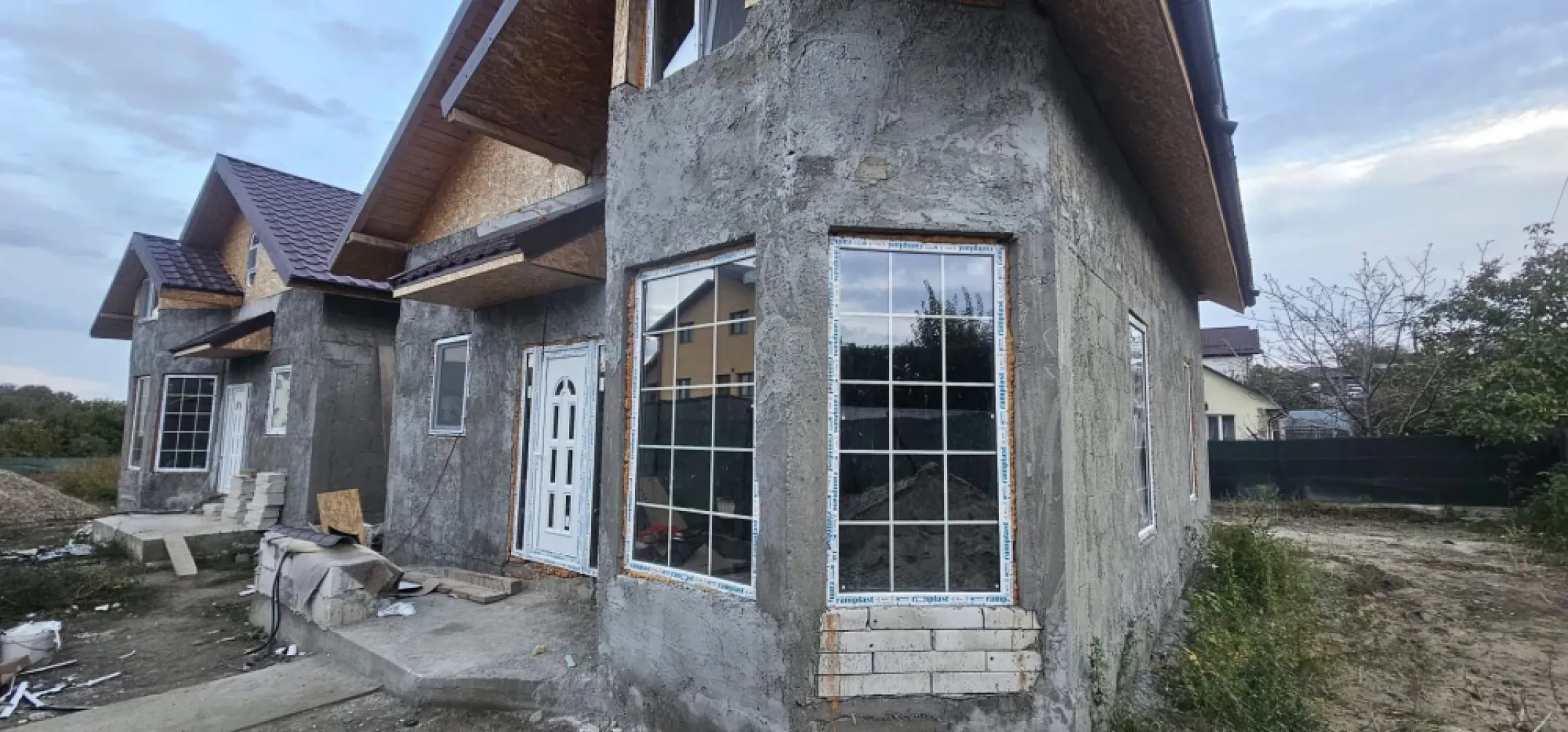 Vila noua, P+M, teren 350 mp - zona Bariera Traian - COMISION 0% - Exclusivitate prin agentia imobiliara Mag Invest! COMISION 0%! Descoperiți oportunitatea de a deveni proprietarul unei case contemporane, situata într-o zonă deosebită, între Bariera Traian și Lacul Brateș. Casa propusa pentru vanzare face parte dintr-un ansamblu imobiliar nou, compus din 6 constructii cu proiect si caracteristici similare, care vor fi finalizate in 2025. Primele două construcții, care vor fi finalizate în primăvara anului 2025, sunt proiectate să ofere confort, stil și funcționalitate, fiecare având un preț de 168.000 euro. Fiecare vilă dispune de o suprafață generoasă de 130 mp, dispusă pe două nivele: parter și mansardă. La parter, veți fi întâmpinați de un living luminos și primitor, tip open space, ideal pentru momentele de relaxare alături de familie și prieteni. De asemenea, veți găsi un grup sanitar modern, o cameră tehnică și un dormitor matrimonial spațios, perfect pentru odihnă. Mansarda completează fiecare proprietate cu un grup sanitar suplimentar, un dormitor cu dressing și balcon, unde vă puteți bucura de dimineți liniștite și priveliști încântătoare, precum și un dormitor mai mic, ideal pentru copii sau birou. Construcția este realizată din BCA de calitate superioară, cu armaturi din beton armat, iar acoperișul este din tablă Lindab, asigurând durabilitate și eficiență energetică. Încălzirea în pardoseală și feroneria din termopan cu barieră termică contribuie la un confort termic optim, reducând costurile de întreținere. Un aspect remarcabil al acestor case este posibilitatea de personalizare în funcție de preferințele viitorului proprietar, astfel încât fiecare detaliu să reflecte stilul și nevoile dumneavoastră. Prețul propus pentru tranzactionarea acestui imobil este de 169.000 euro, iar COMISIONUL pentru tranzacționare este 0% pentru cumparator Profitați de această oportunitate unică de a vă crea căminul perfect în una dintre cele mai căutate zone ale orașului! Pentru mai multe informații sau pentru a programa o vizionare, nu ezitați să ne contactați! Telefon contact: 0740.949.871 - Marian Ene, consilier investiții Mag Invest. }}