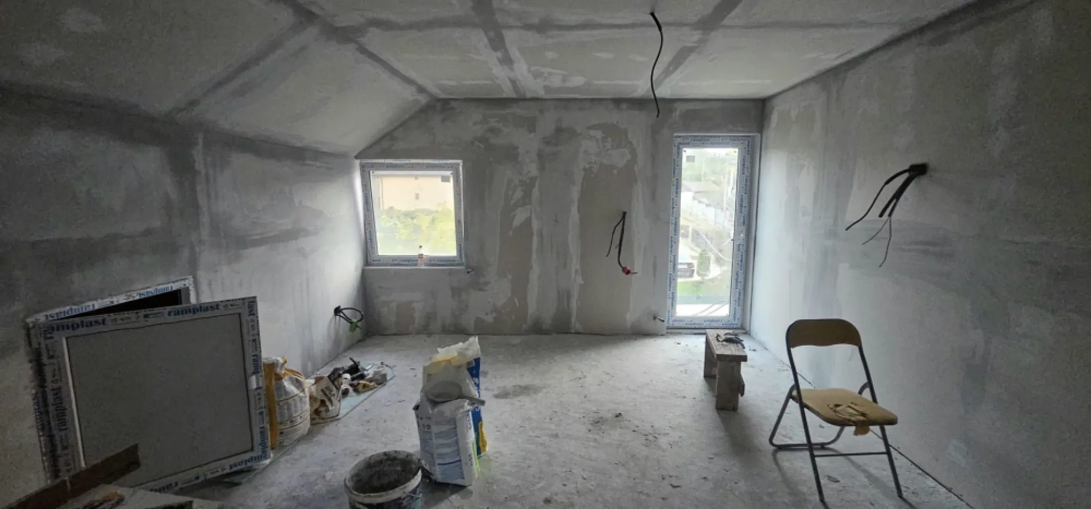 Vila noua, P+M, teren 350 mp - zona Bariera Traian - COMISION 0% - Exclusivitate prin agentia imobiliara Mag Invest! COMISION 0%! Descoperiți oportunitatea de a deveni proprietarul unei case contemporane, situata într-o zonă deosebită, între Bariera Traian și Lacul Brateș. Casa propusa pentru vanzare face parte dintr-un ansamblu imobiliar nou, compus din 6 constructii cu proiect si caracteristici similare, care vor fi finalizate in 2025. Primele două construcții, care vor fi finalizate în primăvara anului 2025, sunt proiectate să ofere confort, stil și funcționalitate, fiecare având un preț de 168.000 euro. Fiecare vilă dispune de o suprafață generoasă de 130 mp, dispusă pe două nivele: parter și mansardă. La parter, veți fi întâmpinați de un living luminos și primitor, tip open space, ideal pentru momentele de relaxare alături de familie și prieteni. De asemenea, veți găsi un grup sanitar modern, o cameră tehnică și un dormitor matrimonial spațios, perfect pentru odihnă. Mansarda completează fiecare proprietate cu un grup sanitar suplimentar, un dormitor cu dressing și balcon, unde vă puteți bucura de dimineți liniștite și priveliști încântătoare, precum și un dormitor mai mic, ideal pentru copii sau birou. Construcția este realizată din BCA de calitate superioară, cu armaturi din beton armat, iar acoperișul este din tablă Lindab, asigurând durabilitate și eficiență energetică. Încălzirea în pardoseală și feroneria din termopan cu barieră termică contribuie la un confort termic optim, reducând costurile de întreținere. Un aspect remarcabil al acestor case este posibilitatea de personalizare în funcție de preferințele viitorului proprietar, astfel încât fiecare detaliu să reflecte stilul și nevoile dumneavoastră. Prețul propus pentru tranzactionarea acestui imobil este de 169.000 euro, iar COMISIONUL pentru tranzacționare este 0% pentru cumparator Profitați de această oportunitate unică de a vă crea căminul perfect în una dintre cele mai căutate zone ale orașului! Pentru mai multe informații sau pentru a programa o vizionare, nu ezitați să ne contactați! Telefon contact: 0740.949.871 - Marian Ene, consilier investiții Mag Invest. }}