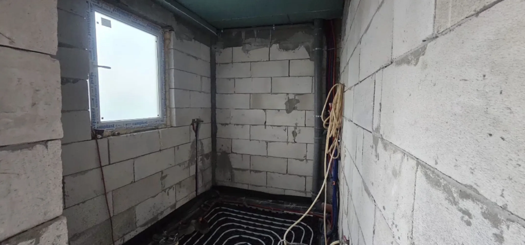 Vila noua, P+M, teren 350 mp - zona Bariera Traian - COMISION 0% - Exclusivitate prin agentia imobiliara Mag Invest! COMISION 0%! Descoperiți oportunitatea de a deveni proprietarul unei case contemporane, situata într-o zonă deosebită, între Bariera Traian și Lacul Brateș. Casa propusa pentru vanzare face parte dintr-un ansamblu imobiliar nou, compus din 6 constructii cu proiect si caracteristici similare, care vor fi finalizate in 2025. Primele două construcții, care vor fi finalizate în primăvara anului 2025, sunt proiectate să ofere confort, stil și funcționalitate, fiecare având un preț de 168.000 euro. Fiecare vilă dispune de o suprafață generoasă de 130 mp, dispusă pe două nivele: parter și mansardă. La parter, veți fi întâmpinați de un living luminos și primitor, tip open space, ideal pentru momentele de relaxare alături de familie și prieteni. De asemenea, veți găsi un grup sanitar modern, o cameră tehnică și un dormitor matrimonial spațios, perfect pentru odihnă. Mansarda completează fiecare proprietate cu un grup sanitar suplimentar, un dormitor cu dressing și balcon, unde vă puteți bucura de dimineți liniștite și priveliști încântătoare, precum și un dormitor mai mic, ideal pentru copii sau birou. Construcția este realizată din BCA de calitate superioară, cu armaturi din beton armat, iar acoperișul este din tablă Lindab, asigurând durabilitate și eficiență energetică. Încălzirea în pardoseală și feroneria din termopan cu barieră termică contribuie la un confort termic optim, reducând costurile de întreținere. Un aspect remarcabil al acestor case este posibilitatea de personalizare în funcție de preferințele viitorului proprietar, astfel încât fiecare detaliu să reflecte stilul și nevoile dumneavoastră. Prețul propus pentru tranzactionarea acestui imobil este de 169.000 euro, iar COMISIONUL pentru tranzacționare este 0% pentru cumparator Profitați de această oportunitate unică de a vă crea căminul perfect în una dintre cele mai căutate zone ale orașului! Pentru mai multe informații sau pentru a programa o vizionare, nu ezitați să ne contactați! Telefon contact: 0740.949.871 - Marian Ene, consilier investiții Mag Invest. }}