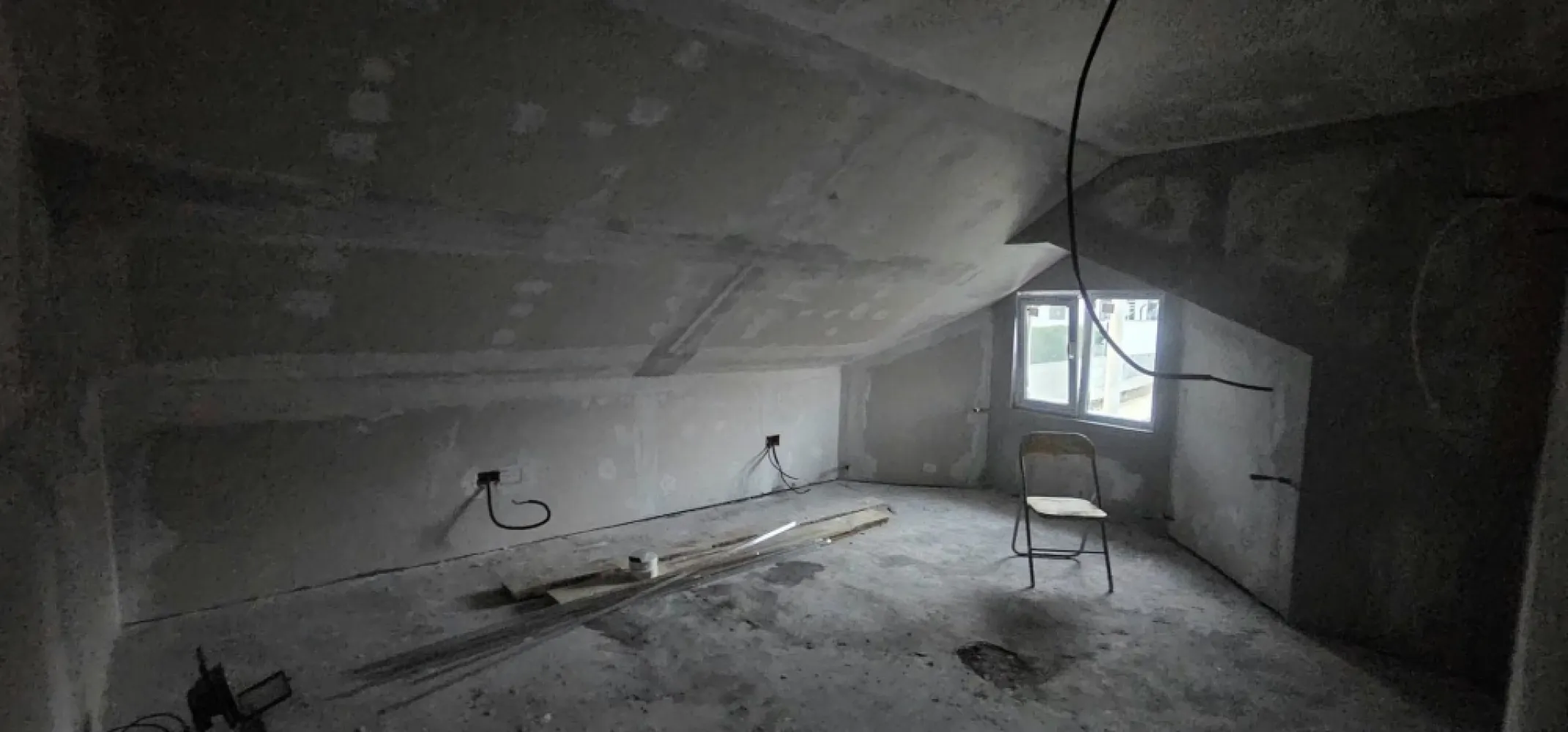 Vila noua, P+M, teren 350 mp - zona Bariera Traian - COMISION 0% - Exclusivitate prin agentia imobiliara Mag Invest! COMISION 0%! Descoperiți oportunitatea de a deveni proprietarul unei case contemporane, situata într-o zonă deosebită, între Bariera Traian și Lacul Brateș. Casa propusa pentru vanzare face parte dintr-un ansamblu imobiliar nou, compus din 6 constructii cu proiect si caracteristici similare, care vor fi finalizate in 2025. Primele două construcții, care vor fi finalizate în primăvara anului 2025, sunt proiectate să ofere confort, stil și funcționalitate, fiecare având un preț de 168.000 euro. Fiecare vilă dispune de o suprafață generoasă de 130 mp, dispusă pe două nivele: parter și mansardă. La parter, veți fi întâmpinați de un living luminos și primitor, tip open space, ideal pentru momentele de relaxare alături de familie și prieteni. De asemenea, veți găsi un grup sanitar modern, o cameră tehnică și un dormitor matrimonial spațios, perfect pentru odihnă. Mansarda completează fiecare proprietate cu un grup sanitar suplimentar, un dormitor cu dressing și balcon, unde vă puteți bucura de dimineți liniștite și priveliști încântătoare, precum și un dormitor mai mic, ideal pentru copii sau birou. Construcția este realizată din BCA de calitate superioară, cu armaturi din beton armat, iar acoperișul este din tablă Lindab, asigurând durabilitate și eficiență energetică. Încălzirea în pardoseală și feroneria din termopan cu barieră termică contribuie la un confort termic optim, reducând costurile de întreținere. Un aspect remarcabil al acestor case este posibilitatea de personalizare în funcție de preferințele viitorului proprietar, astfel încât fiecare detaliu să reflecte stilul și nevoile dumneavoastră. Prețul propus pentru tranzactionarea acestui imobil este de 169.000 euro, iar COMISIONUL pentru tranzacționare este 0% pentru cumparator Profitați de această oportunitate unică de a vă crea căminul perfect în una dintre cele mai căutate zone ale orașului! Pentru mai multe informații sau pentru a programa o vizionare, nu ezitați să ne contactați! Telefon contact: 0740.949.871 - Marian Ene, consilier investiții Mag Invest. }}