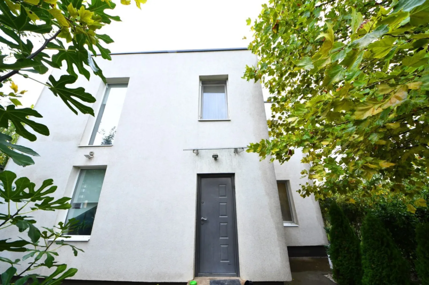 Casa moderna, constructie 2019 – Sat Costi, la 5 minute de Galati - Va prezentam o locuinta moderna si eficienta energetic, ideala pentru o familie care apreciaza calitatea constructiei, compartimentarea functionala si confortul termic pe tot parcursul anului. Casa a fost construita in anul 2019 pe cadre de beton armat, cu zidarie din caramida de beton celular autoclavizat (BCA) si finisaje premium. Detalii tehnice si structurale: Izolatie exterioara cu polistiren expandat de 15 cm (pereti) si 20 cm (acoperis); Elevatie (fundatie) hidro si termoizolata cu polistiren extrudat; Tamplarie PVC cu geam termopan Low-E si sistem de microventilatie; Izolatie sub pardoseala parterului: polistiren 10 cm; Incalzire in pardoseala pe ambele niveluri, alimentata de centrala pe gaz; 2 aparate de aer conditionat Daikin (parter + etaj); 2 rezervoare de apa + pompa pentru presiune constanta; Racordata la toate utilitatile: curent, apa, gaze, canalizare; Certificat energetic: Clasa A – consum redus si confort ridicat. Compartimentare si suprafete: Subsol: 7,73 mp – spatiu ideal pentru depozitare; Parter – 77,12 mp: 1 dormitor Living generos cu zona de dining Bucatarie inchisa Camera tehnica Grup sanitar Etaj – 78,49 mp: 3 dormitoare spatioase,cu balcon propriu Grup sanitar complet echipat Casa este luminoasa, bine compartimentata si construita cu accent pe durabilitate si eficienta energetica, fiind o alegere excelenta pentru cei care isi doresc un camin modern, complet utilat si gata de locuit. Pret: 240.000 euro + comisionul agentiei Pentru informatii suplimentare si programari vizionari: Ene Marian – 0740 949 871 Consilier vanzari – MAG Invest }}