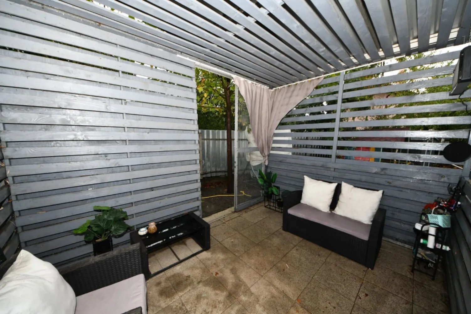 Casa moderna, constructie 2019 – Sat Costi, la 5 minute de Galati - Va prezentam o locuinta moderna si eficienta energetic, ideala pentru o familie care apreciaza calitatea constructiei, compartimentarea functionala si confortul termic pe tot parcursul anului. Casa a fost construita in anul 2019 pe cadre de beton armat, cu zidarie din caramida de beton celular autoclavizat (BCA) si finisaje premium. Detalii tehnice si structurale: Izolatie exterioara cu polistiren expandat de 15 cm (pereti) si 20 cm (acoperis); Elevatie (fundatie) hidro si termoizolata cu polistiren extrudat; Tamplarie PVC cu geam termopan Low-E si sistem de microventilatie; Izolatie sub pardoseala parterului: polistiren 10 cm; Incalzire in pardoseala pe ambele niveluri, alimentata de centrala pe gaz; 2 aparate de aer conditionat Daikin (parter + etaj); 2 rezervoare de apa + pompa pentru presiune constanta; Racordata la toate utilitatile: curent, apa, gaze, canalizare; Certificat energetic: Clasa A – consum redus si confort ridicat. Compartimentare si suprafete: Subsol: 7,73 mp – spatiu ideal pentru depozitare; Parter – 77,12 mp: 1 dormitor Living generos cu zona de dining Bucatarie inchisa Camera tehnica Grup sanitar Etaj – 78,49 mp: 3 dormitoare spatioase,cu balcon propriu Grup sanitar complet echipat Casa este luminoasa, bine compartimentata si construita cu accent pe durabilitate si eficienta energetica, fiind o alegere excelenta pentru cei care isi doresc un camin modern, complet utilat si gata de locuit. Pret: 240.000 euro + comisionul agentiei Pentru informatii suplimentare si programari vizionari: Ene Marian – 0740 949 871 Consilier vanzari – MAG Invest }}