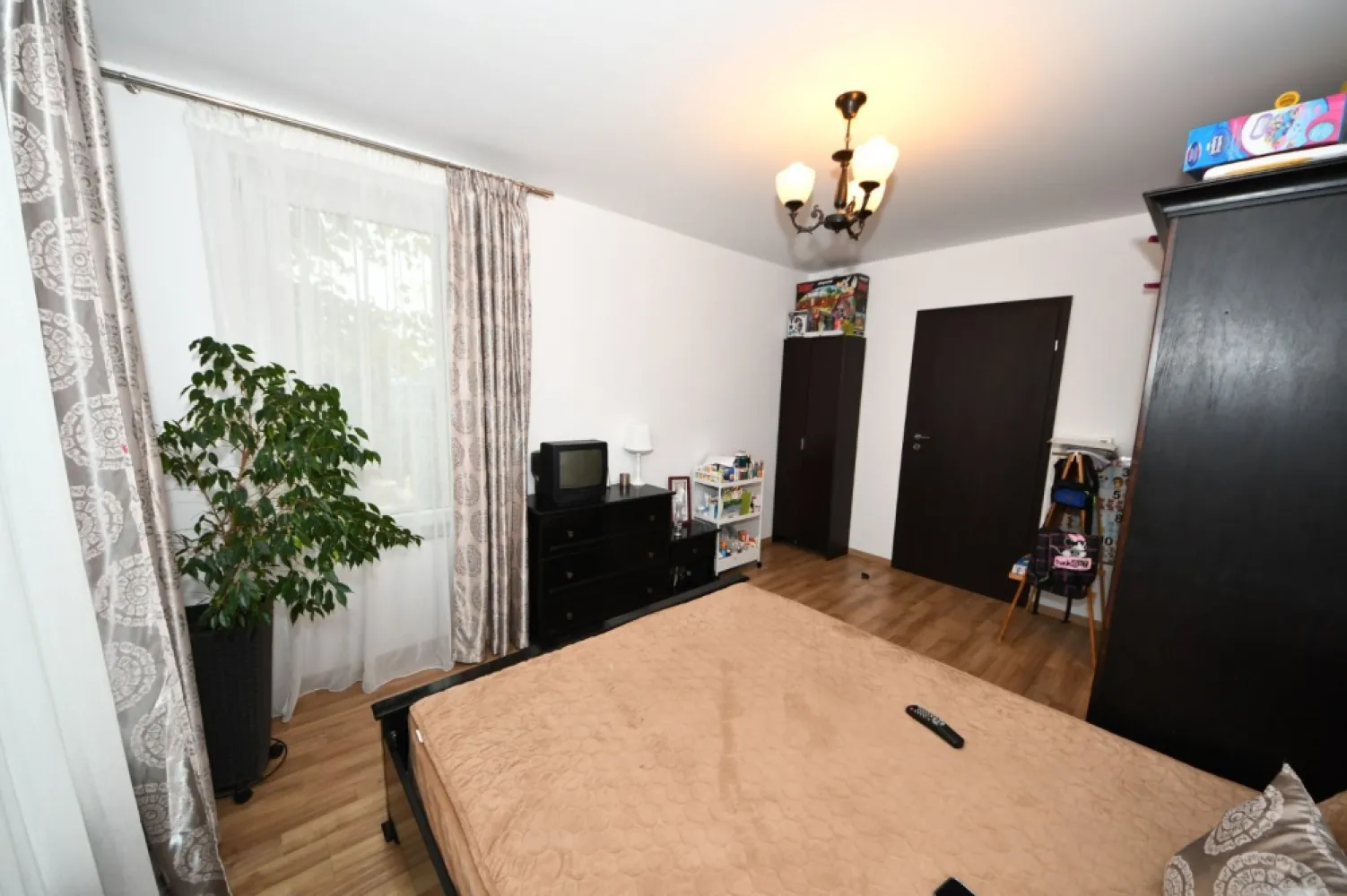 Casa moderna, constructie 2019 – Sat Costi, la 5 minute de Galati - Va prezentam o locuinta moderna si eficienta energetic, ideala pentru o familie care apreciaza calitatea constructiei, compartimentarea functionala si confortul termic pe tot parcursul anului. Casa a fost construita in anul 2019 pe cadre de beton armat, cu zidarie din caramida de beton celular autoclavizat (BCA) si finisaje premium. Detalii tehnice si structurale: Izolatie exterioara cu polistiren expandat de 15 cm (pereti) si 20 cm (acoperis); Elevatie (fundatie) hidro si termoizolata cu polistiren extrudat; Tamplarie PVC cu geam termopan Low-E si sistem de microventilatie; Izolatie sub pardoseala parterului: polistiren 10 cm; Incalzire in pardoseala pe ambele niveluri, alimentata de centrala pe gaz; 2 aparate de aer conditionat Daikin (parter + etaj); 2 rezervoare de apa + pompa pentru presiune constanta; Racordata la toate utilitatile: curent, apa, gaze, canalizare; Certificat energetic: Clasa A – consum redus si confort ridicat. Compartimentare si suprafete: Subsol: 7,73 mp – spatiu ideal pentru depozitare; Parter – 77,12 mp: 1 dormitor Living generos cu zona de dining Bucatarie inchisa Camera tehnica Grup sanitar Etaj – 78,49 mp: 3 dormitoare spatioase,cu balcon propriu Grup sanitar complet echipat Casa este luminoasa, bine compartimentata si construita cu accent pe durabilitate si eficienta energetica, fiind o alegere excelenta pentru cei care isi doresc un camin modern, complet utilat si gata de locuit. Pret: 240.000 euro + comisionul agentiei Pentru informatii suplimentare si programari vizionari: Ene Marian – 0740 949 871 Consilier vanzari – MAG Invest }}