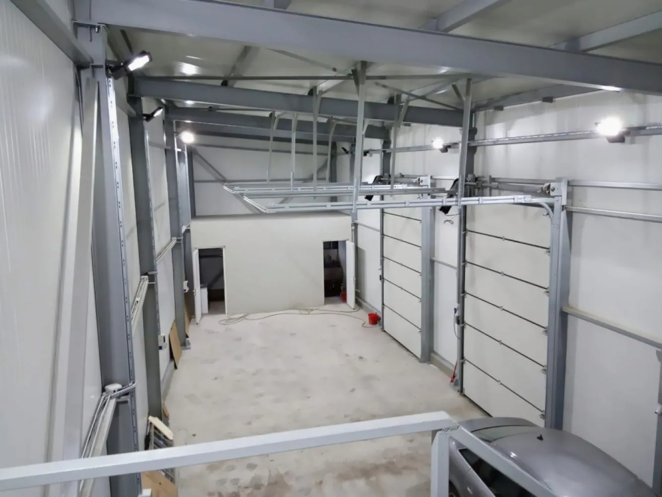 Inchiriere - Hala 200 mp - Strada Unirii, Galati, langa Shopping City - Va propunem spre inchiriere o hala moderna, construita in anul 2017, situata strategic pe strada Unirii, colt cu strada Bucovinei, in imediata apropiere a Shopping City Galati. Proprietatea se remarca printr-o structura metalica solida si pereti tip sandwich, oferind conditii excelente pentru diverse activitati comerciale, de productie sau depozitare. Detalii tehnice: Suprafata totala teren: 236 mp (in proprietate) Suprafata hala: 200 mp Inaltime: 6 m Spatiu birouri amenajat la etaj Finisaje: gresie, faianta de calitate Grup sanitar complet echipat (cabina dus, boiler), vestiar 2 usi de acces actionate electric + usa de acces personal din PVC cu sticla Curent trifazat Acces facil – strada asfaltata Utilizare recomandata: Ideala pentru productie, depozit, service auto, ateliere sau alte activitati comerciale. Pret: 1550 euro/luna, negociabil Exclusiv prin Agentia Mag Invest Pentru mai multe informatii si vizionari: ENE MARIAN - 0740.949.871 - consilier imobiliar Mag Invest }}