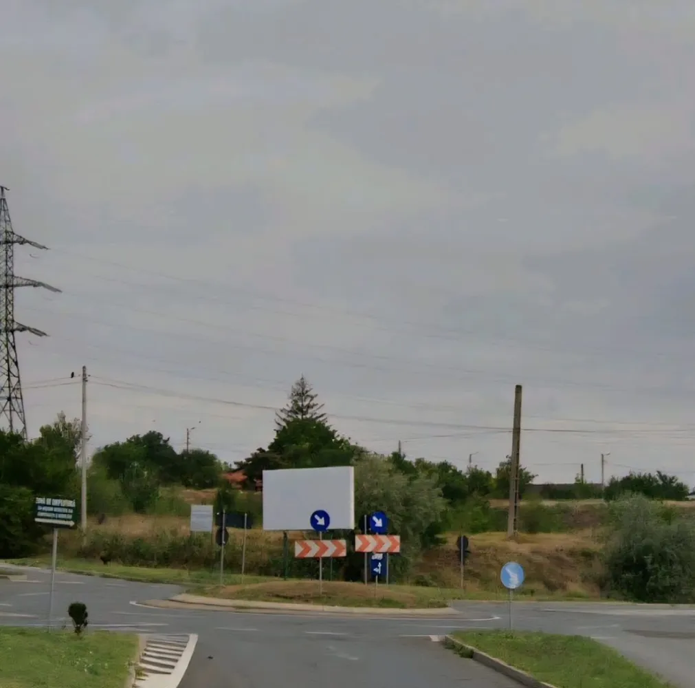 Teren intravilan 14.168 mp – pozitie excelenta la intrarea in Braila - Se ofera spre vanzare un teren intravilan cu suprafata totala de 14.168 mp, amplasat strategic la intrarea in municipiul Braila, cu deschidere directa la Drumul National DN 22B, Strada Mircea Malaeru si Strada Viilor. Caracteristici principale: • Suprafata totala: 14.168 mp • Deschidere generoasa la DN 22B si doua strazi secundare • Toate utilitatile (apa, canalizare, gaze, electricitate) se afla la limita proprietatii • Teren plan, cu acces facil pentru vehicule de mare tonaj Destinatie ideala: • Dezvoltare rezidentiala – complex de case sau blocuri • Proiecte comerciale sau industriale – hale, depozite, showroom-uri • Investitie cu potential ridicat datorita pozitiei excelente si vizibilitatii la drum national Pret de vanzare: 55 €/mp (negociabil) Contact: Ene Marian – 0740 949 871 Comision agentie aplicabil }}