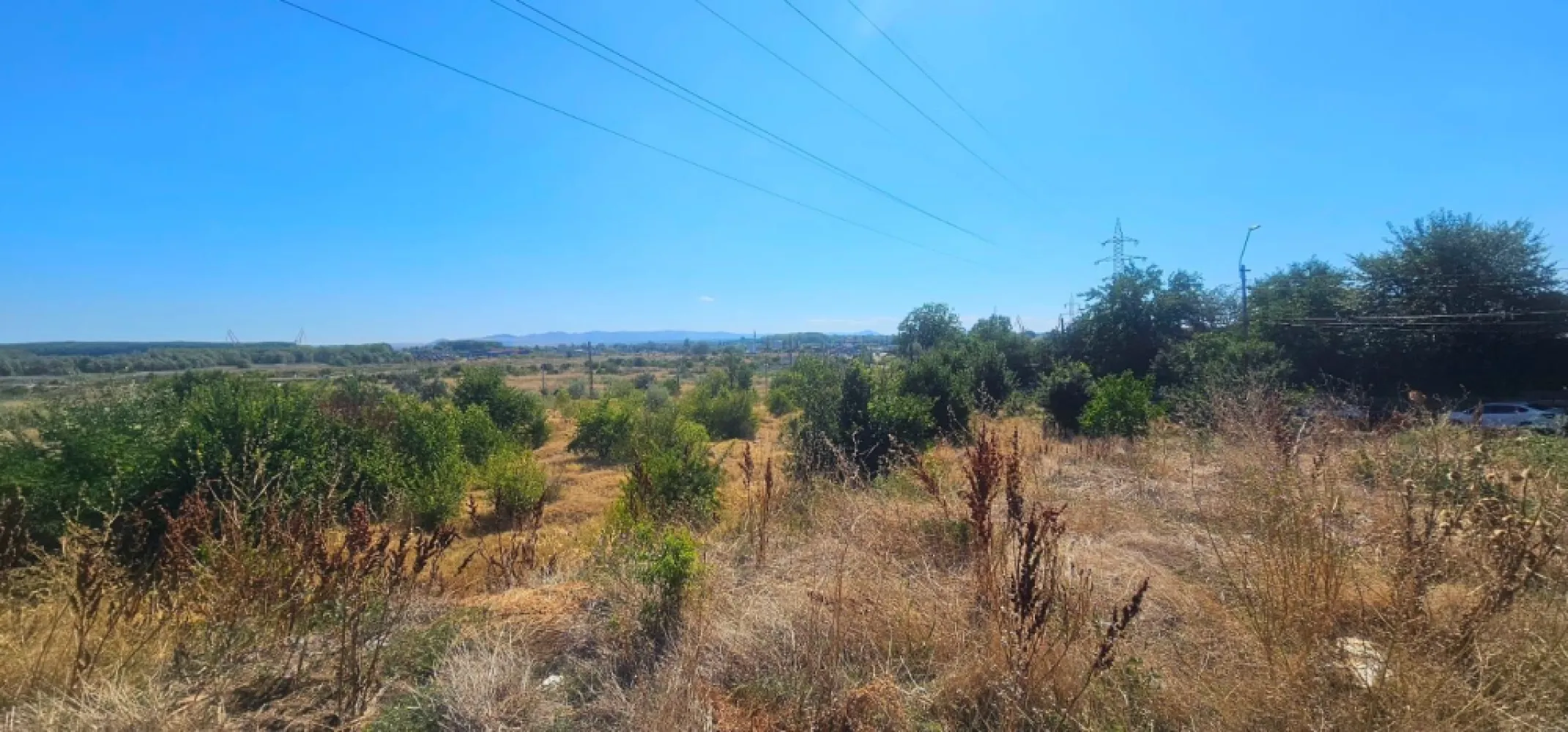 Teren intravilan 14.168 mp – pozitie excelenta la intrarea in Braila - Se ofera spre vanzare un teren intravilan cu suprafata totala de 14.168 mp, amplasat strategic la intrarea in municipiul Braila, cu deschidere directa la Drumul National DN 22B, Strada Mircea Malaeru si Strada Viilor. Caracteristici principale: • Suprafata totala: 14.168 mp • Deschidere generoasa la DN 22B si doua strazi secundare • Toate utilitatile (apa, canalizare, gaze, electricitate) se afla la limita proprietatii • Teren plan, cu acces facil pentru vehicule de mare tonaj Destinatie ideala: • Dezvoltare rezidentiala – complex de case sau blocuri • Proiecte comerciale sau industriale – hale, depozite, showroom-uri • Investitie cu potential ridicat datorita pozitiei excelente si vizibilitatii la drum national Pret de vanzare: 55 €/mp (negociabil) Contact: Ene Marian – 0740 949 871 Comision agentie aplicabil }}