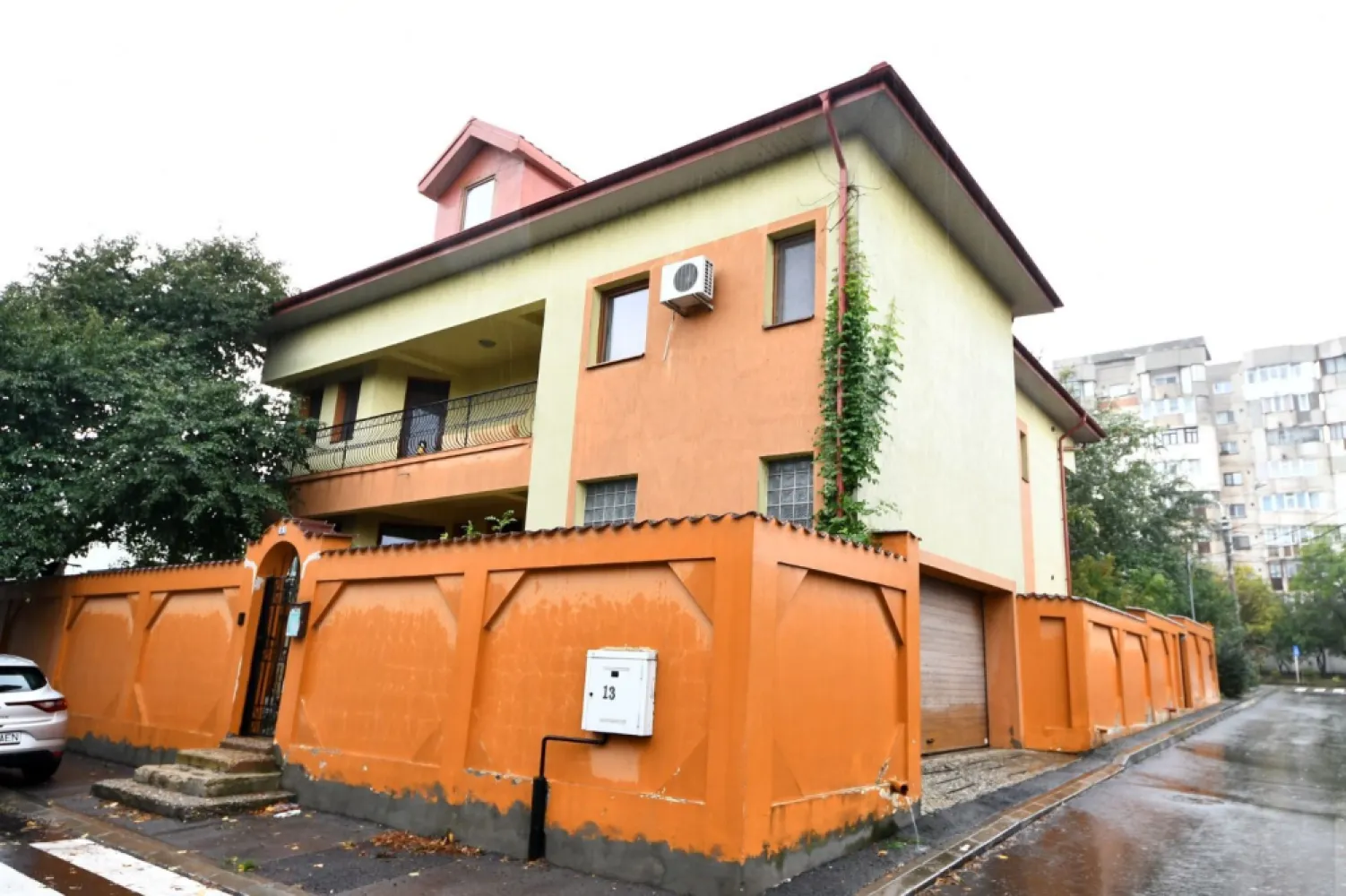 Vila spatioasa, constructie solida, zona micro 17 – Galati - Resedinta propusa spre vanzare este amplasata intr-o zona linistita si apreciata a orasului Galati, oferind confort, spatiu generos si finisaje de calitate superioara. Proprietatea se adreseaza atat celor care cauta o locuinta eleganta si durabila, cat si celor care doresc o cladire reprezentativa pentru sediu de firma, birouri sau destinatii mixte. ⸻ Detalii generale • Clasa energetica: A • Suprafata utila: 752 mp • Suprafata teren: 400 mp • Amprenta la sol: 176 mp • Suprafata desfasurata: 752 mp • An constructie: 2009 • Structura de rezistenta: beton armat • Invelitoare acoperis: tabla • Numar niveluri: 4 (Demisol + Parter + Etaj + Mansarda) • Numar camere: 6 sau mai multe • Numar bai: 5 • Numar bucatarii: 1 • Numar balcoane: 2 • Numar garaje: 1 (pentru 2 masini) • Locuri de parcare: 2 • Incalzire: centrala proprie • Stadiul constructiei: finalizat • Stare interior: buna • Ferestre: PVC cu geam termopan ⸻ Descriere proprietate Constructia, edificata in anul 2009, se evidentiaza printr-o structura solida din cadre de beton armat si zidarie, cu grinzi continue de fundatie. Toate etapele executiei au fost realizate cu atentie la detalii si cu materiale de cea mai buna calitate. Planurile interioare sunt gandite eficient, fiecare nivel avand o functionalitate clara, eliminand orice spatiu neutil. Demisol (176 mp utili) Include un garaj pentru doua masini cu acces direct din strada (poarta automatizata), camera tehnica, spalatorie, spatii de depozitare, precum si casa scarii care asigura legatura cu parterul. Parter (176 mp utili) Zona de zi spatioasa si luminoasa, compusa din living cu dining, bucatarie inchisa, birou, dressing la intrare si baie. Accesul se face printr-un hol elegant, care creeaza o separare discreta intre zonele functionale. Etaj (176 mp utili) Acest nivel include patru dormitoare, fiecare cu terasa proprie. Doua dintre dormitoare beneficiaza de baie si dressing individual, iar celelalte sunt deservite de o baie comuna pe nivel. Mansarda Spatiul este complet amenajat si izolat termic, prevazut cu parchet, rigips, aer conditionat, corpuri de incalzire si grup sanitar, putand fi utilizat ca zona de relaxare, birou, hobby room sau spatiu de oaspeti. ⸻ Exterior si curte Curtea are o suprafata de 400 mp, fiind amenajata cu spatii verzi, alei pavate si o fantana arteziana, oferind un cadru elegant si linistit pentru relaxare. Accesul la proprietate se face pe strada asfaltata, beneficiind de iluminat public si mijloace de transport in comun in apropiere. ⸻ Alte detalii • Destinatie: Rezidential / Birouri • Proprietatea este intabulata si libera de sarcini. • Clasa energetica A, consum redus de energie. ⸻ Pret si contact Pret de vanzare: 420.000 € – negociabil Pentru mai multe informatii sau pentru programarea unei vizionari, ne puteti contacta la: 📞 0740 949 871 – Ene Marian, MAG Invest }}