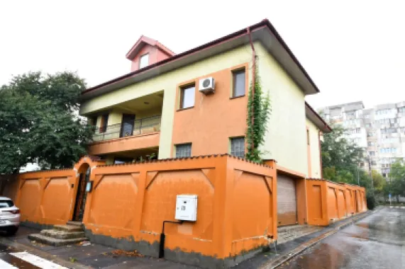 Vila spatioasa, constructie solida, zona micro 17 – Galati