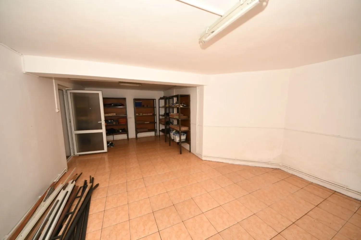 Vila spatioasa, constructie solida, zona micro 17 – Galati - Resedinta propusa spre vanzare este amplasata intr-o zona linistita si apreciata a orasului Galati, oferind confort, spatiu generos si finisaje de calitate superioara. Proprietatea se adreseaza atat celor care cauta o locuinta eleganta si durabila, cat si celor care doresc o cladire reprezentativa pentru sediu de firma, birouri sau destinatii mixte. ⸻ Detalii generale • Clasa energetica: A • Suprafata utila: 752 mp • Suprafata teren: 400 mp • Amprenta la sol: 176 mp • Suprafata desfasurata: 752 mp • An constructie: 2009 • Structura de rezistenta: beton armat • Invelitoare acoperis: tabla • Numar niveluri: 4 (Demisol + Parter + Etaj + Mansarda) • Numar camere: 6 sau mai multe • Numar bai: 5 • Numar bucatarii: 1 • Numar balcoane: 2 • Numar garaje: 1 (pentru 2 masini) • Locuri de parcare: 2 • Incalzire: centrala proprie • Stadiul constructiei: finalizat • Stare interior: buna • Ferestre: PVC cu geam termopan ⸻ Descriere proprietate Constructia, edificata in anul 2009, se evidentiaza printr-o structura solida din cadre de beton armat si zidarie, cu grinzi continue de fundatie. Toate etapele executiei au fost realizate cu atentie la detalii si cu materiale de cea mai buna calitate. Planurile interioare sunt gandite eficient, fiecare nivel avand o functionalitate clara, eliminand orice spatiu neutil. Demisol (176 mp utili) Include un garaj pentru doua masini cu acces direct din strada (poarta automatizata), camera tehnica, spalatorie, spatii de depozitare, precum si casa scarii care asigura legatura cu parterul. Parter (176 mp utili) Zona de zi spatioasa si luminoasa, compusa din living cu dining, bucatarie inchisa, birou, dressing la intrare si baie. Accesul se face printr-un hol elegant, care creeaza o separare discreta intre zonele functionale. Etaj (176 mp utili) Acest nivel include patru dormitoare, fiecare cu terasa proprie. Doua dintre dormitoare beneficiaza de baie si dressing individual, iar celelalte sunt deservite de o baie comuna pe nivel. Mansarda Spatiul este complet amenajat si izolat termic, prevazut cu parchet, rigips, aer conditionat, corpuri de incalzire si grup sanitar, putand fi utilizat ca zona de relaxare, birou, hobby room sau spatiu de oaspeti. ⸻ Exterior si curte Curtea are o suprafata de 400 mp, fiind amenajata cu spatii verzi, alei pavate si o fantana arteziana, oferind un cadru elegant si linistit pentru relaxare. Accesul la proprietate se face pe strada asfaltata, beneficiind de iluminat public si mijloace de transport in comun in apropiere. ⸻ Alte detalii • Destinatie: Rezidential / Birouri • Proprietatea este intabulata si libera de sarcini. • Clasa energetica A, consum redus de energie. ⸻ Pret si contact Pret de vanzare: 420.000 € – negociabil Pentru mai multe informatii sau pentru programarea unei vizionari, ne puteti contacta la: 📞 0740 949 871 – Ene Marian, MAG Invest }}