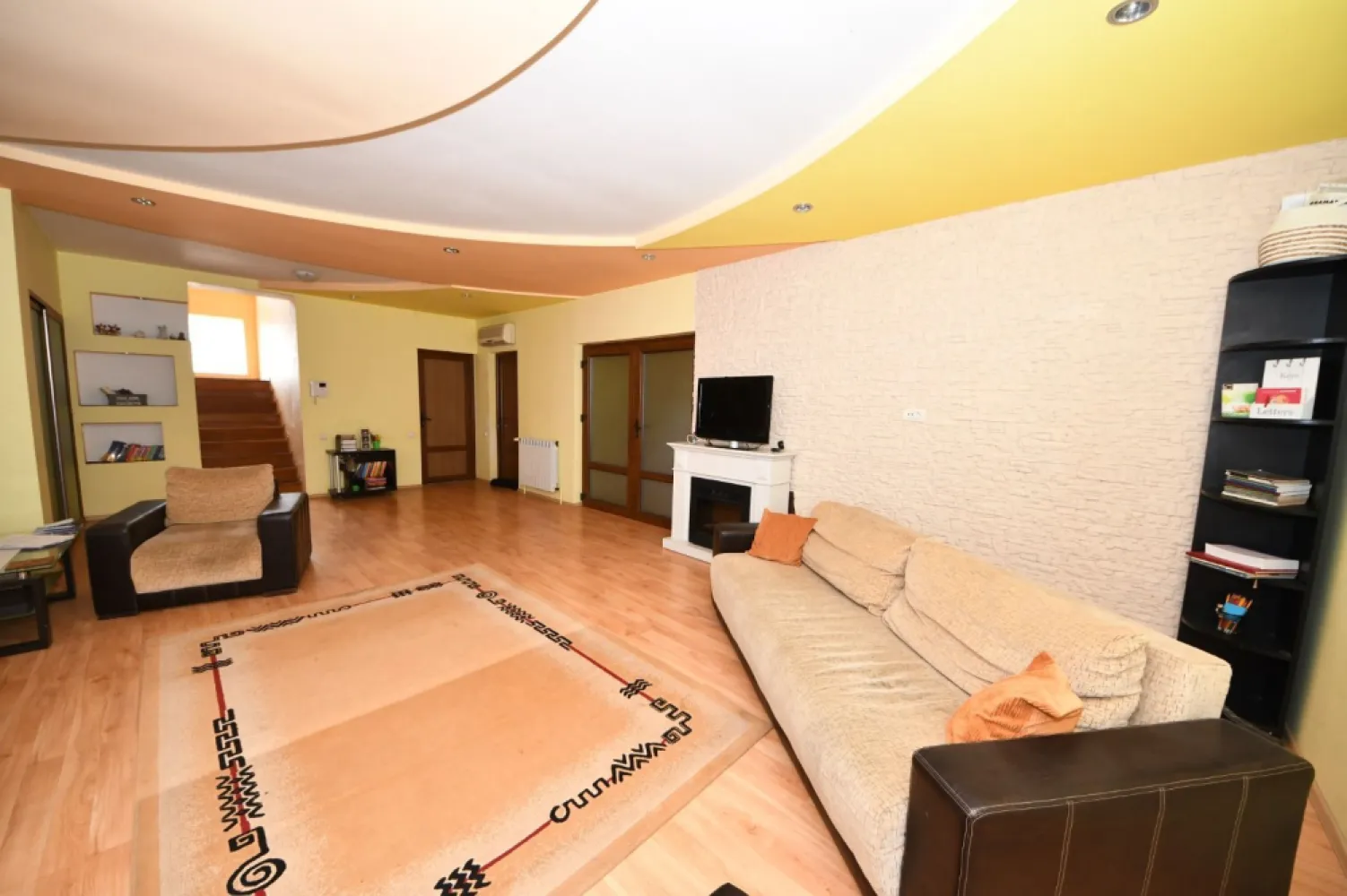 Vila spatioasa, constructie solida, zona micro 17 – Galati